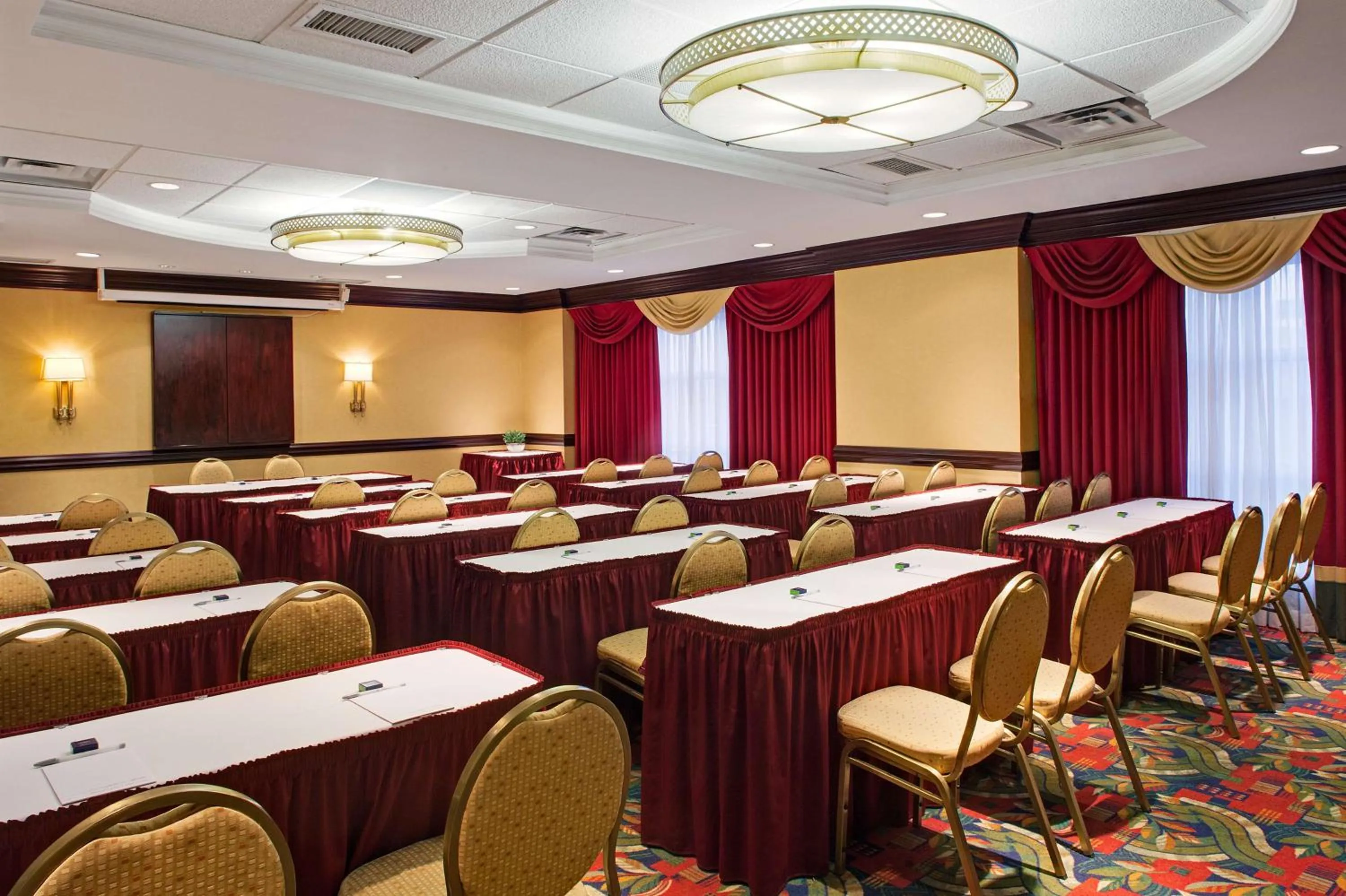 Meeting/conference room in Hampton Inn & Suites by Hilton Toronto Airport