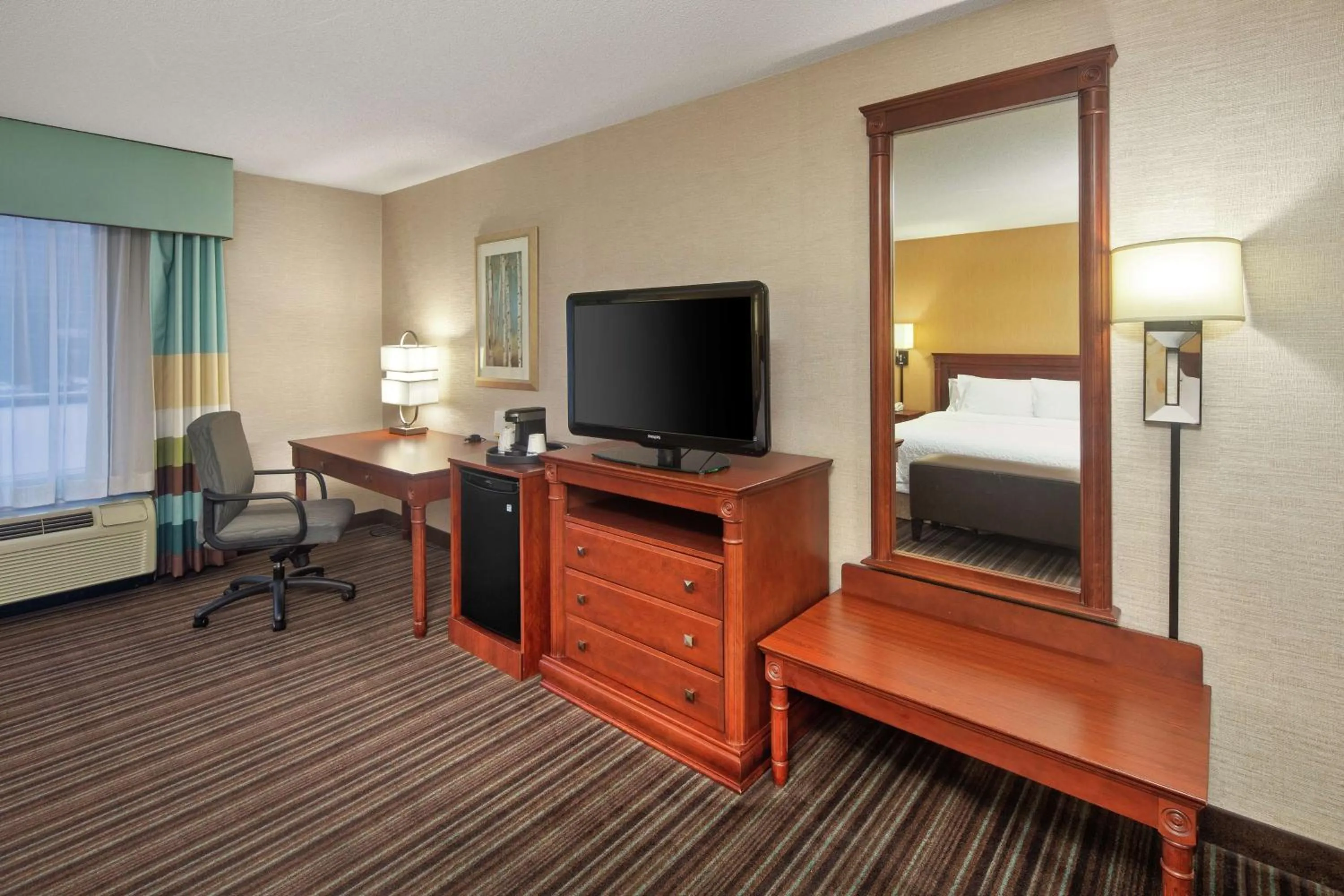 Bedroom, Bed in Hampton Inn & Suites by Hilton Toronto Airport