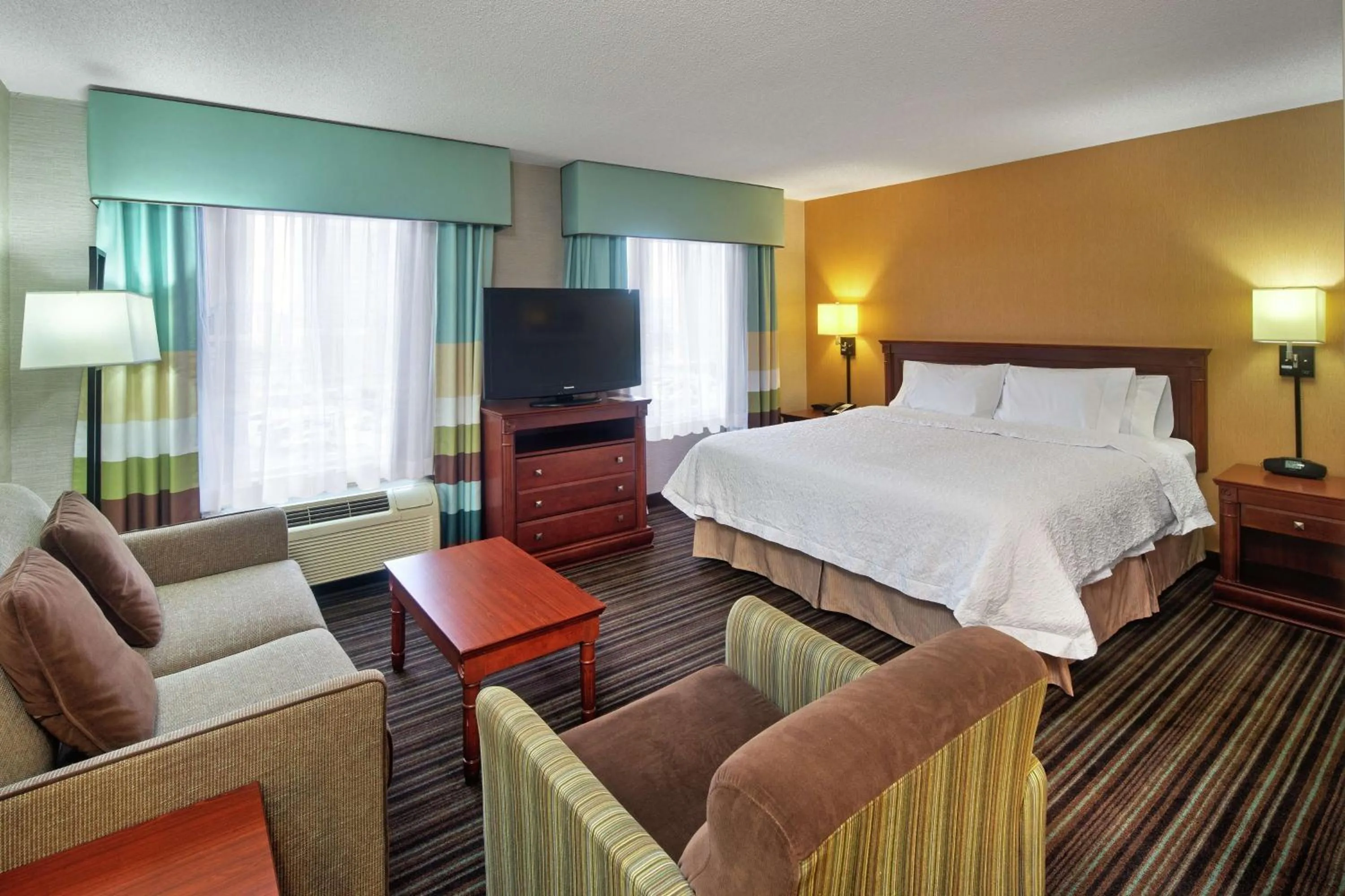 Bedroom, Bed in Hampton Inn & Suites by Hilton Toronto Airport