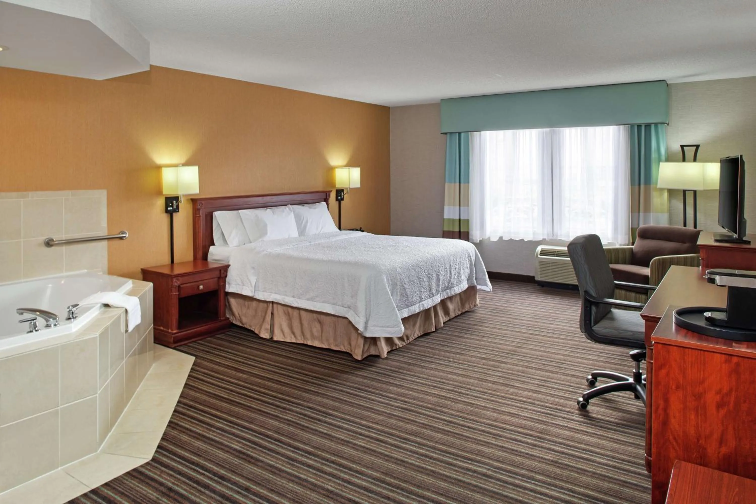 Bedroom, Bed in Hampton Inn & Suites by Hilton Toronto Airport