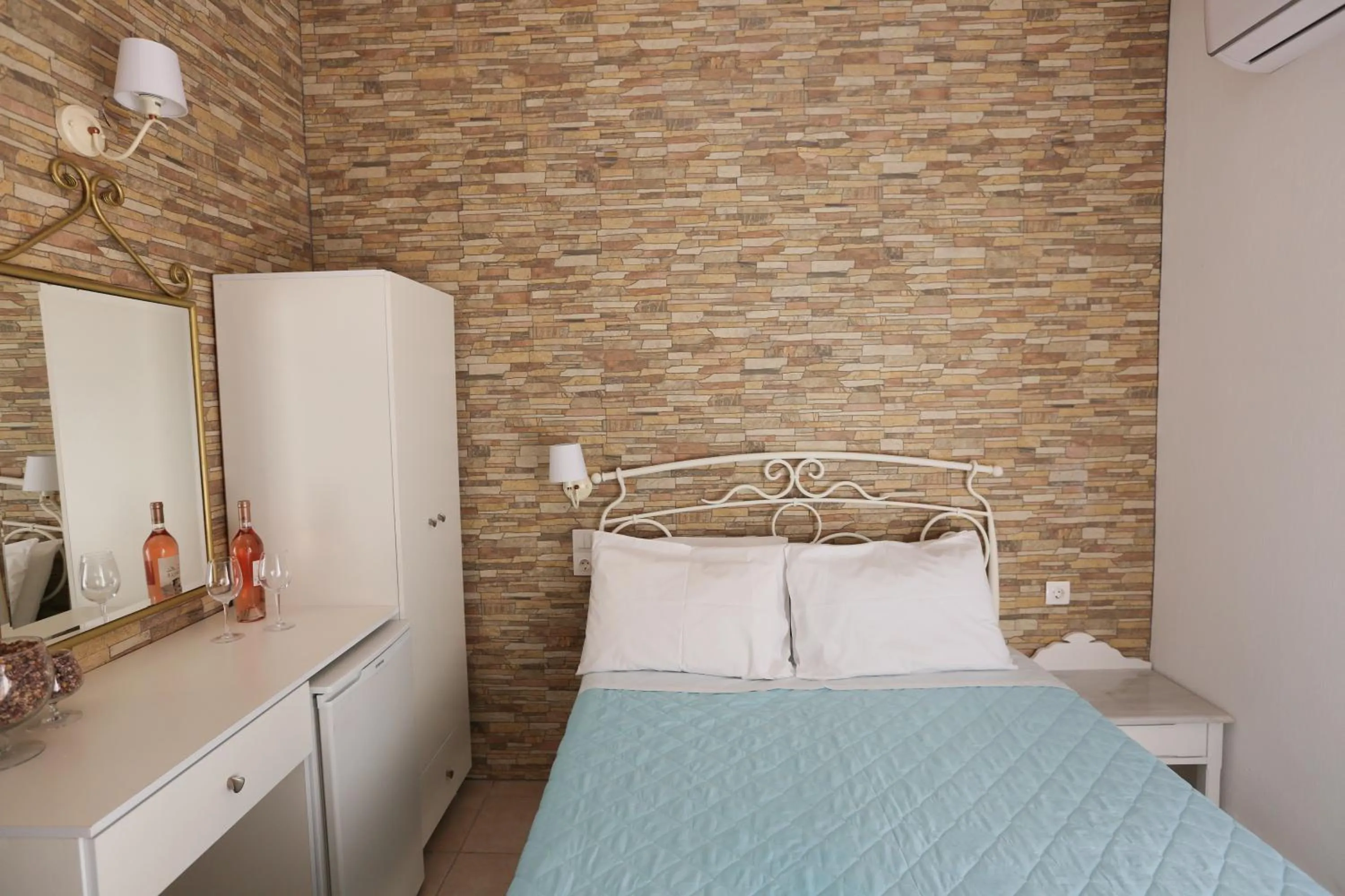 Inner courtyard view in Hotel Kastro