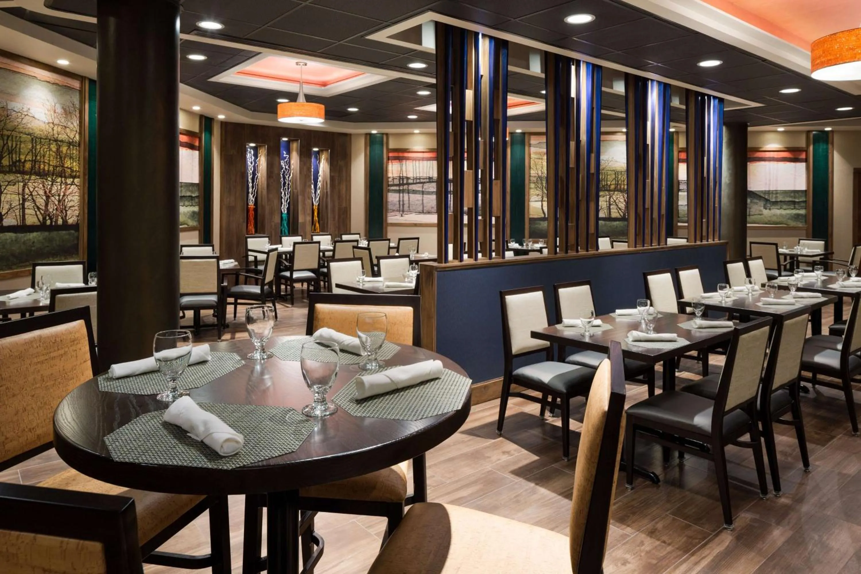 Restaurant/places to eat in DoubleTree by Hilton Hotel & Executive Meeting Center Somerset