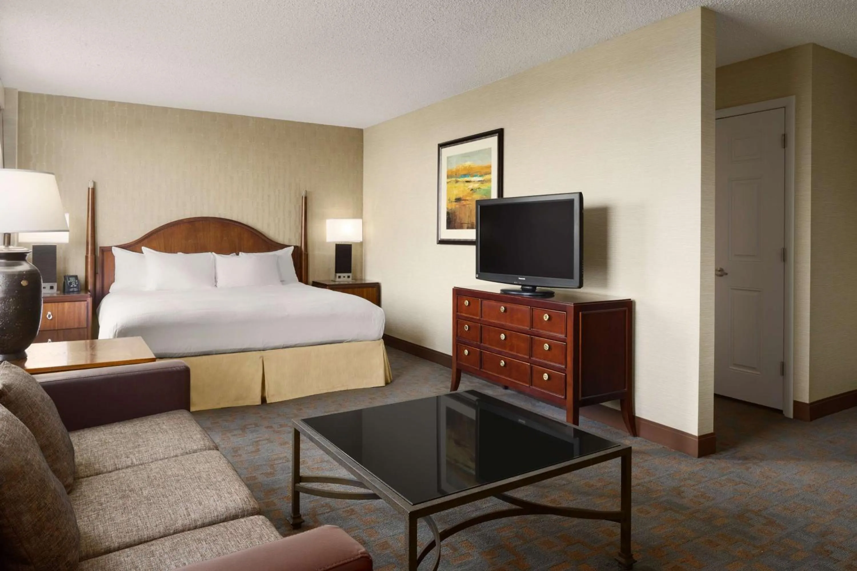 Living room, Bed in DoubleTree by Hilton Hotel & Executive Meeting Center Somerset