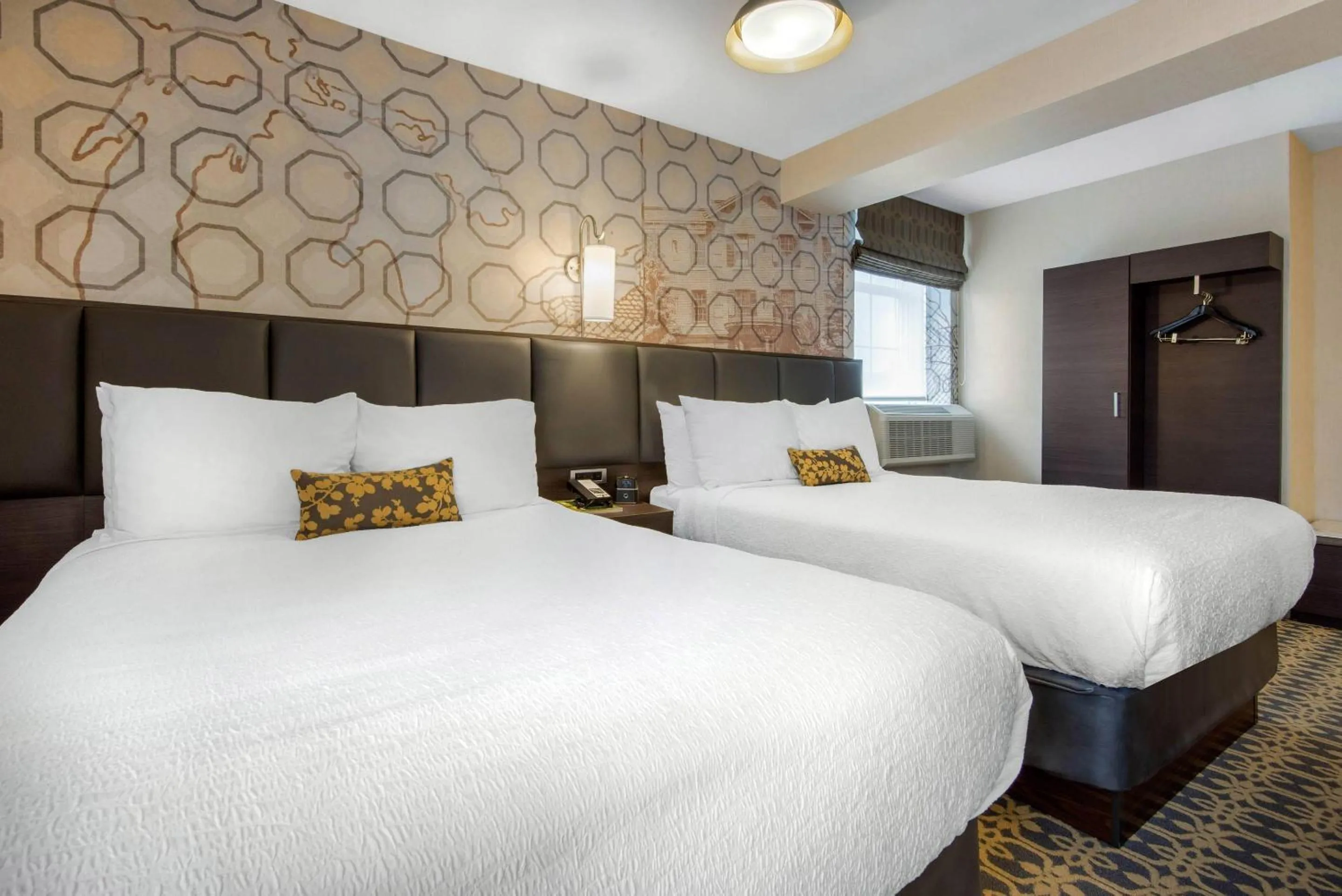 Bedroom, Bed in The Champlain Waterfront Hotel, an Ascend Collection Hotel