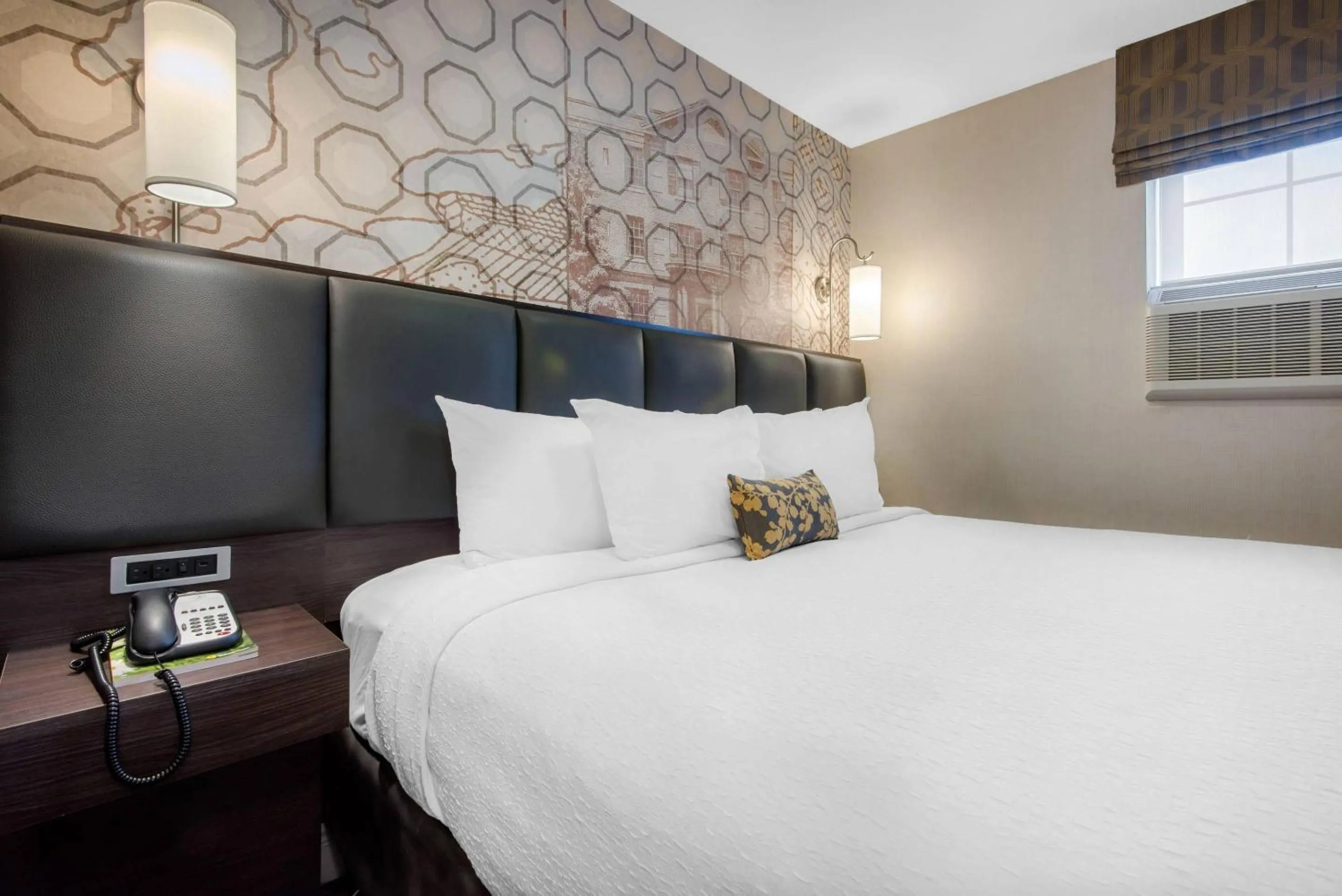 Bedroom, Bed in The Champlain Waterfront Hotel, an Ascend Collection Hotel