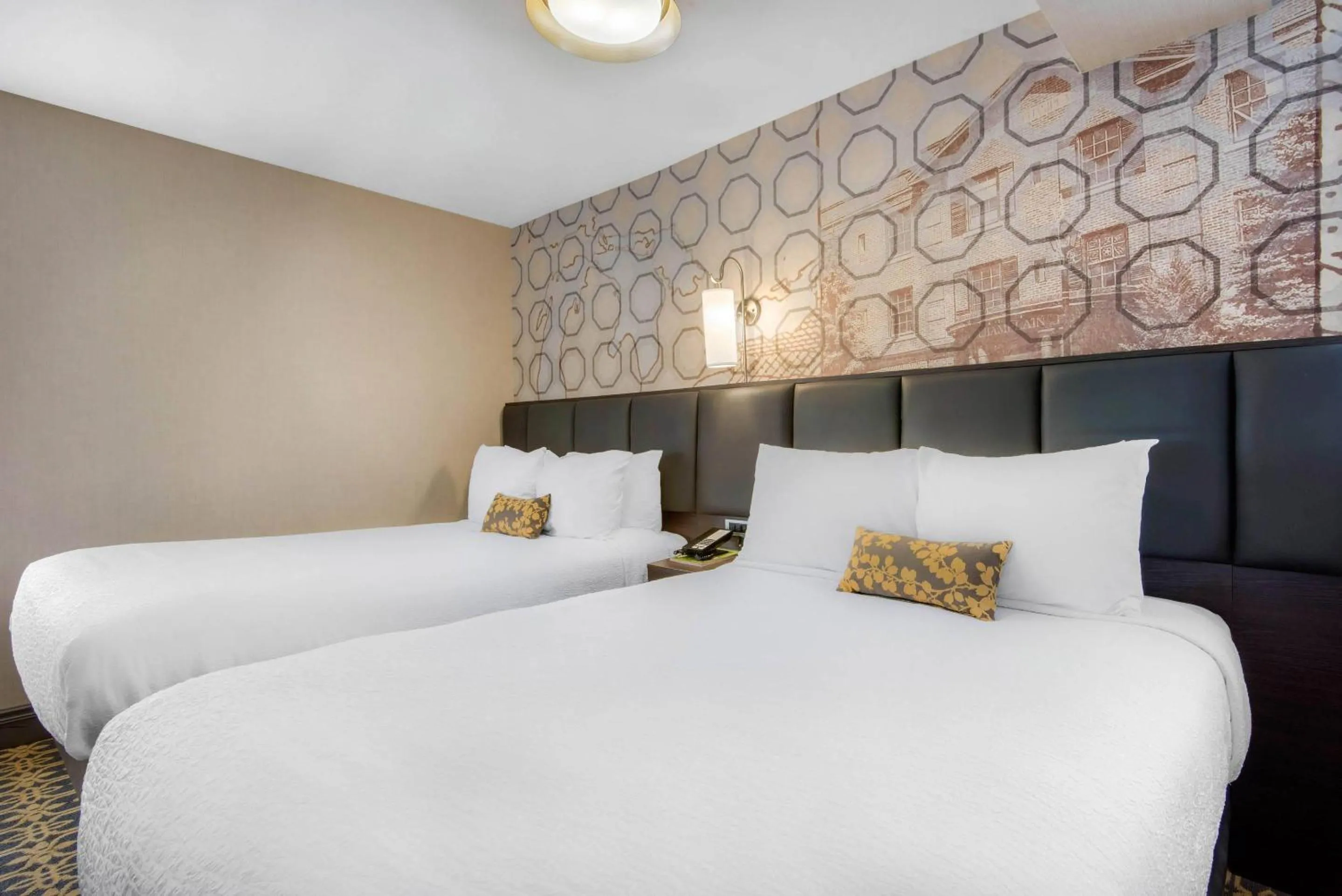 Bedroom, Bed in The Champlain Waterfront Hotel, an Ascend Collection Hotel