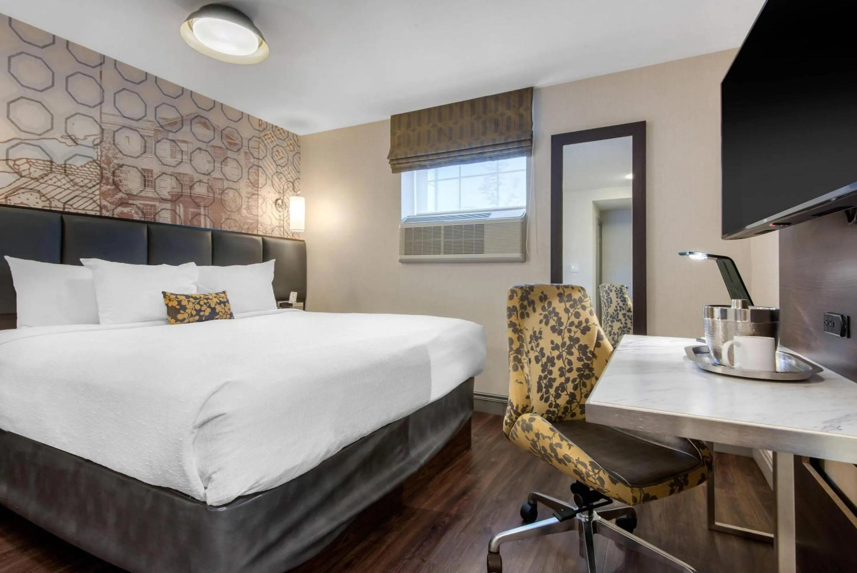 Bedroom, Bed in The Champlain Waterfront Hotel, an Ascend Collection Hotel