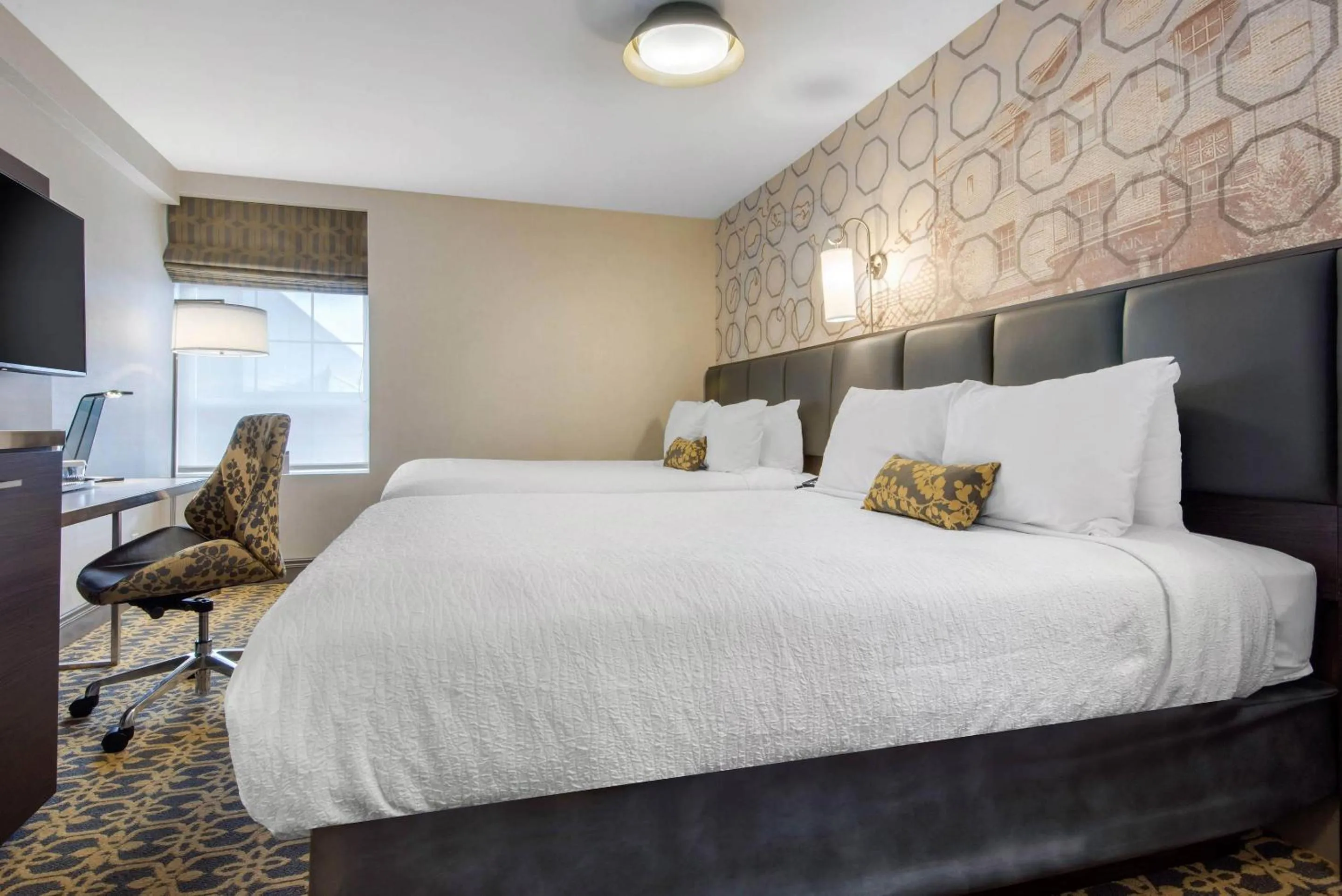 Bedroom, Bed in The Champlain Waterfront Hotel, an Ascend Collection Hotel