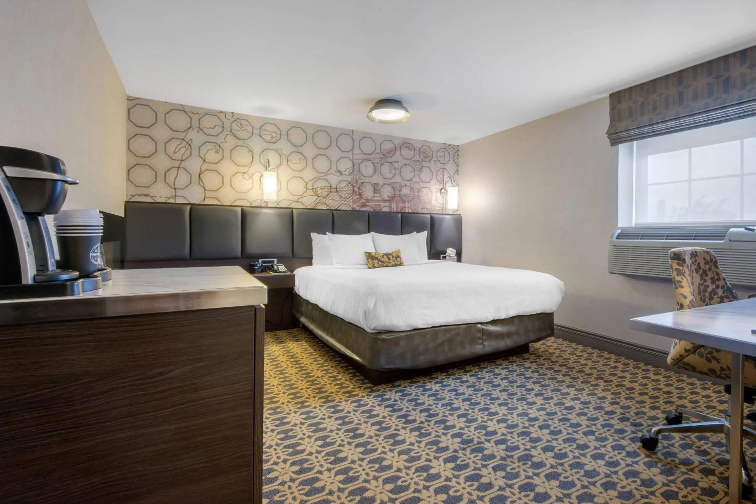 Bedroom, Bed in The Champlain Waterfront Hotel, an Ascend Collection Hotel