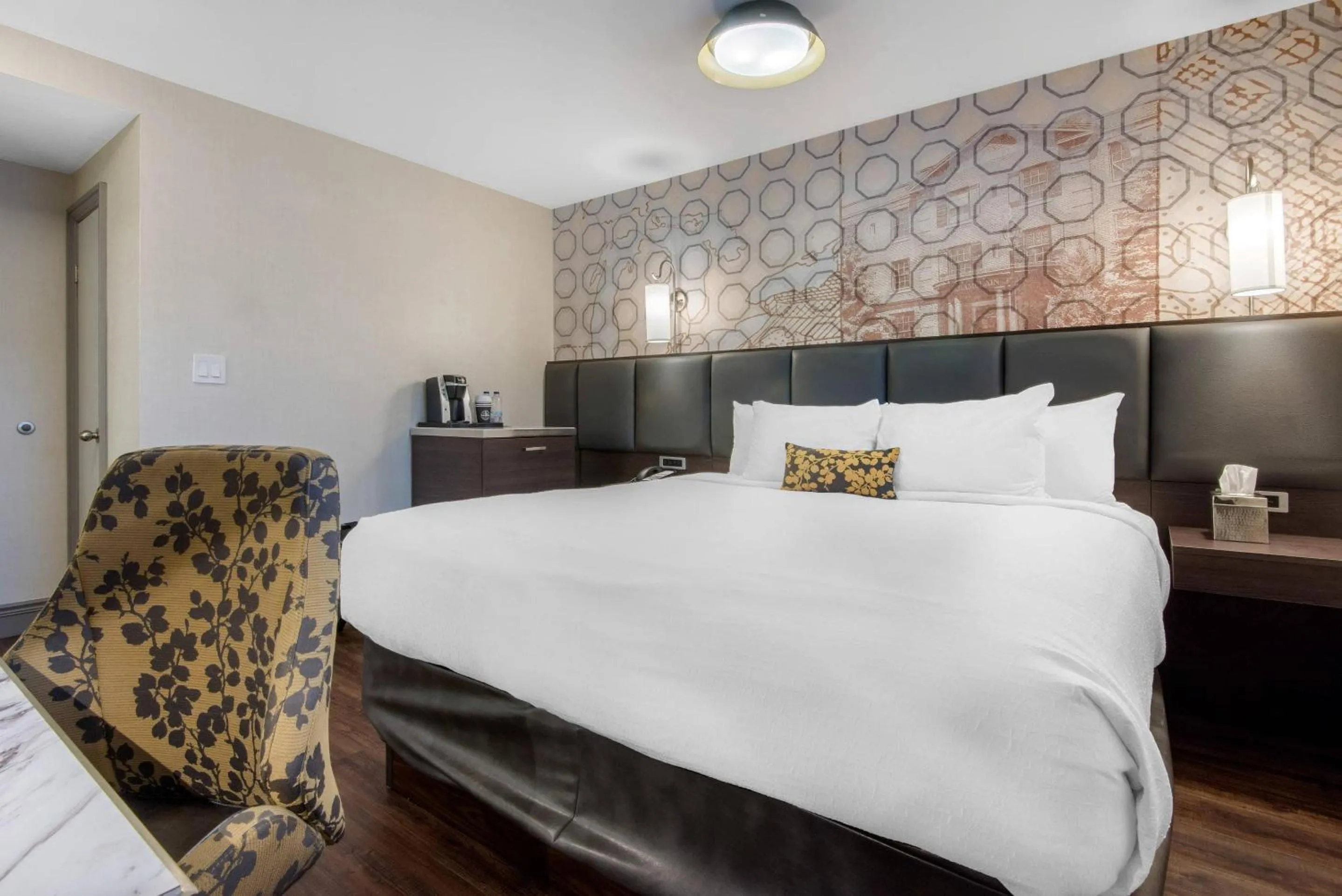 Bedroom, Bed in The Champlain Waterfront Hotel, an Ascend Collection Hotel