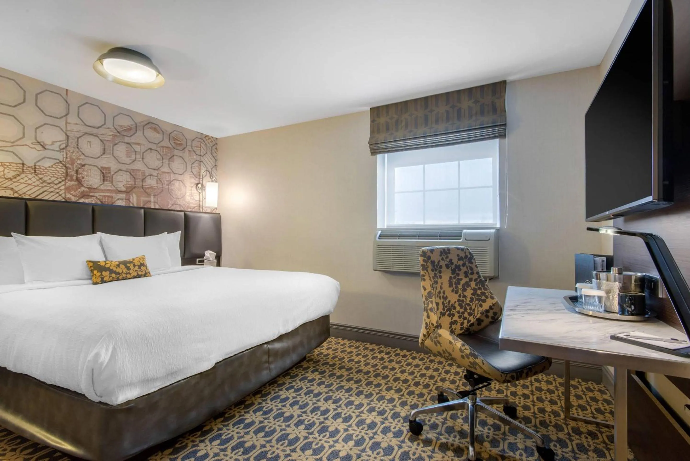 Bedroom, Bed in The Champlain Waterfront Hotel, an Ascend Collection Hotel