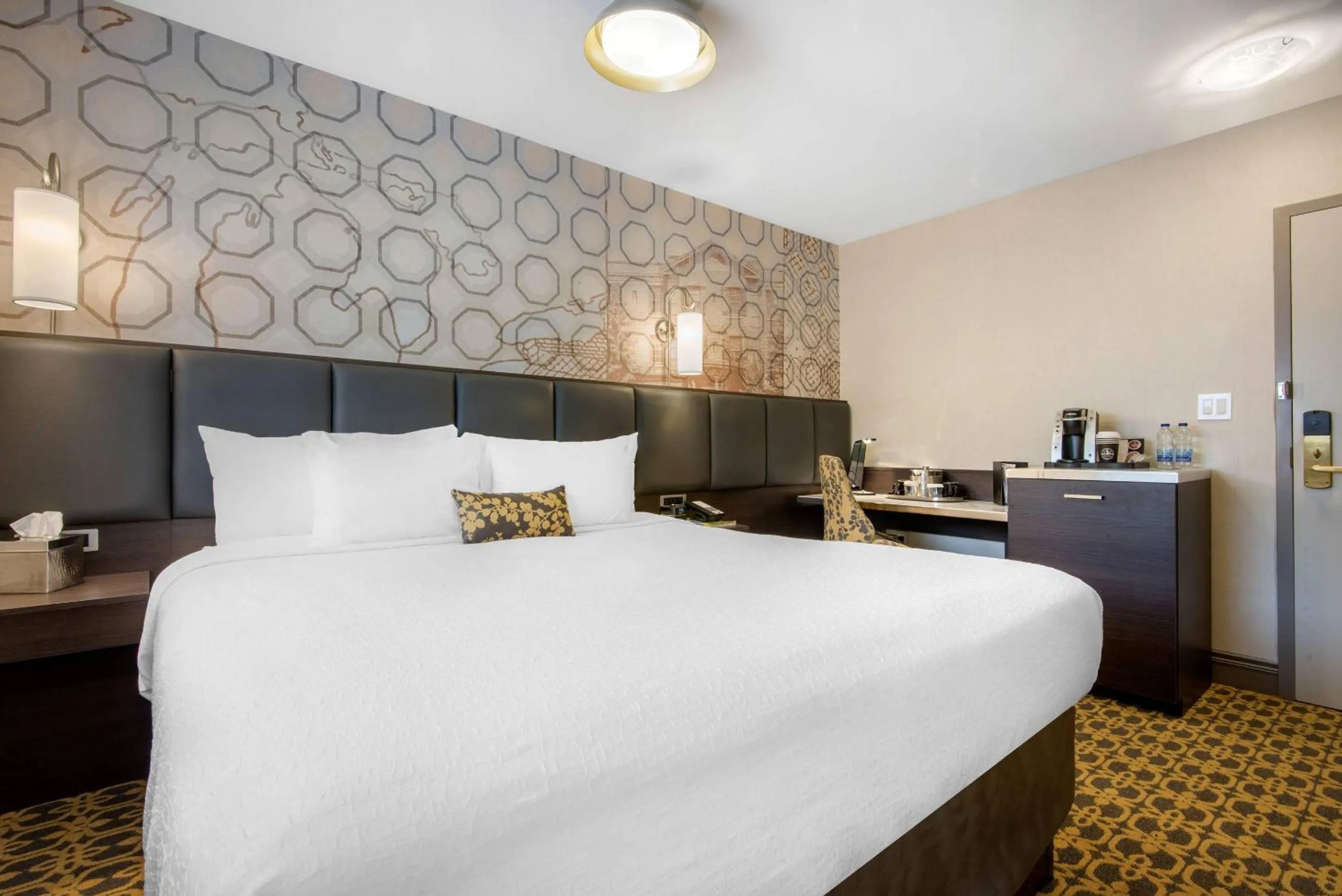 Bedroom, Bed in The Champlain Waterfront Hotel, an Ascend Collection Hotel