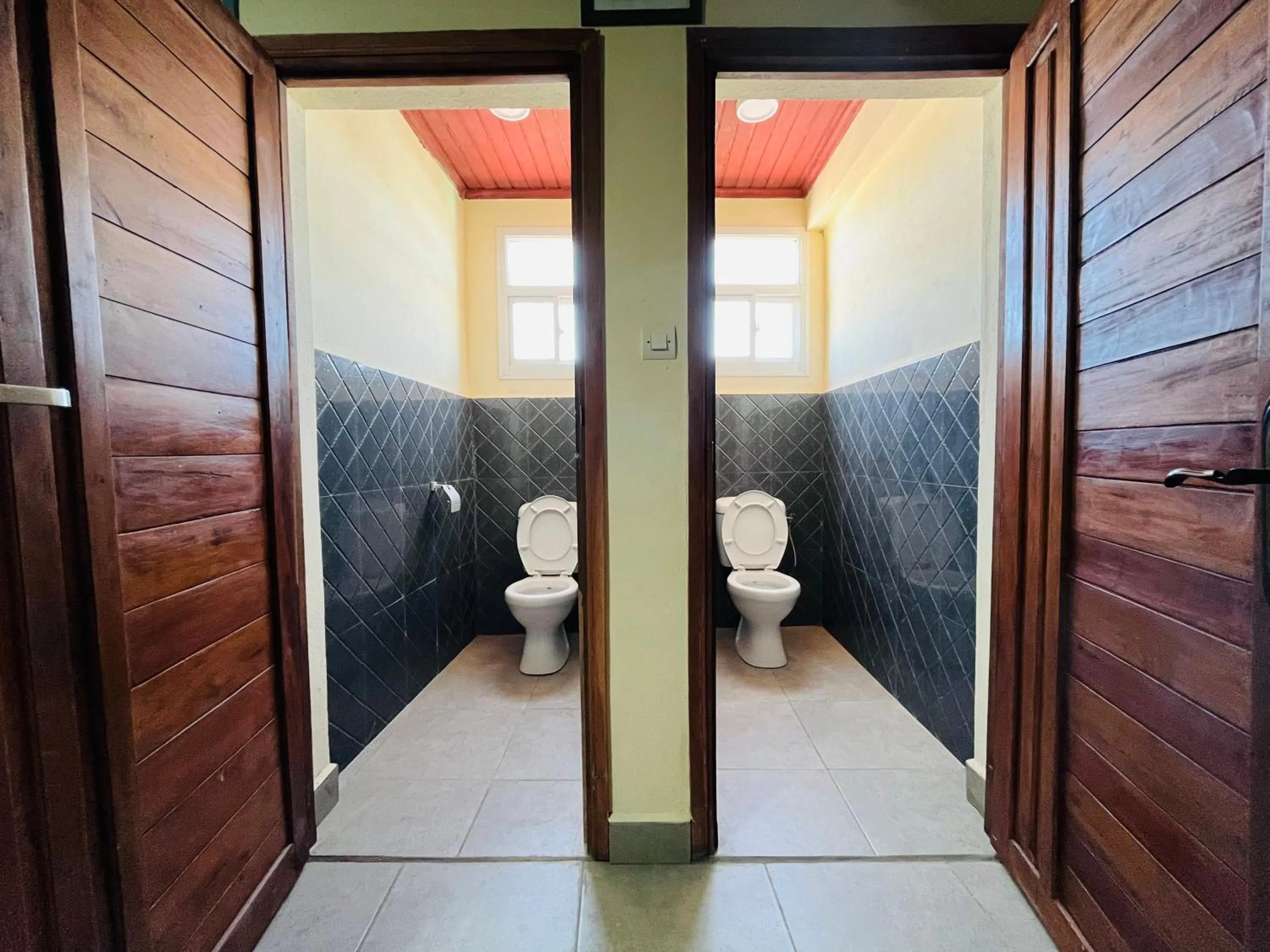 Toilet in Hôtel - Appartement meublé " LES FLOTS BLEU "