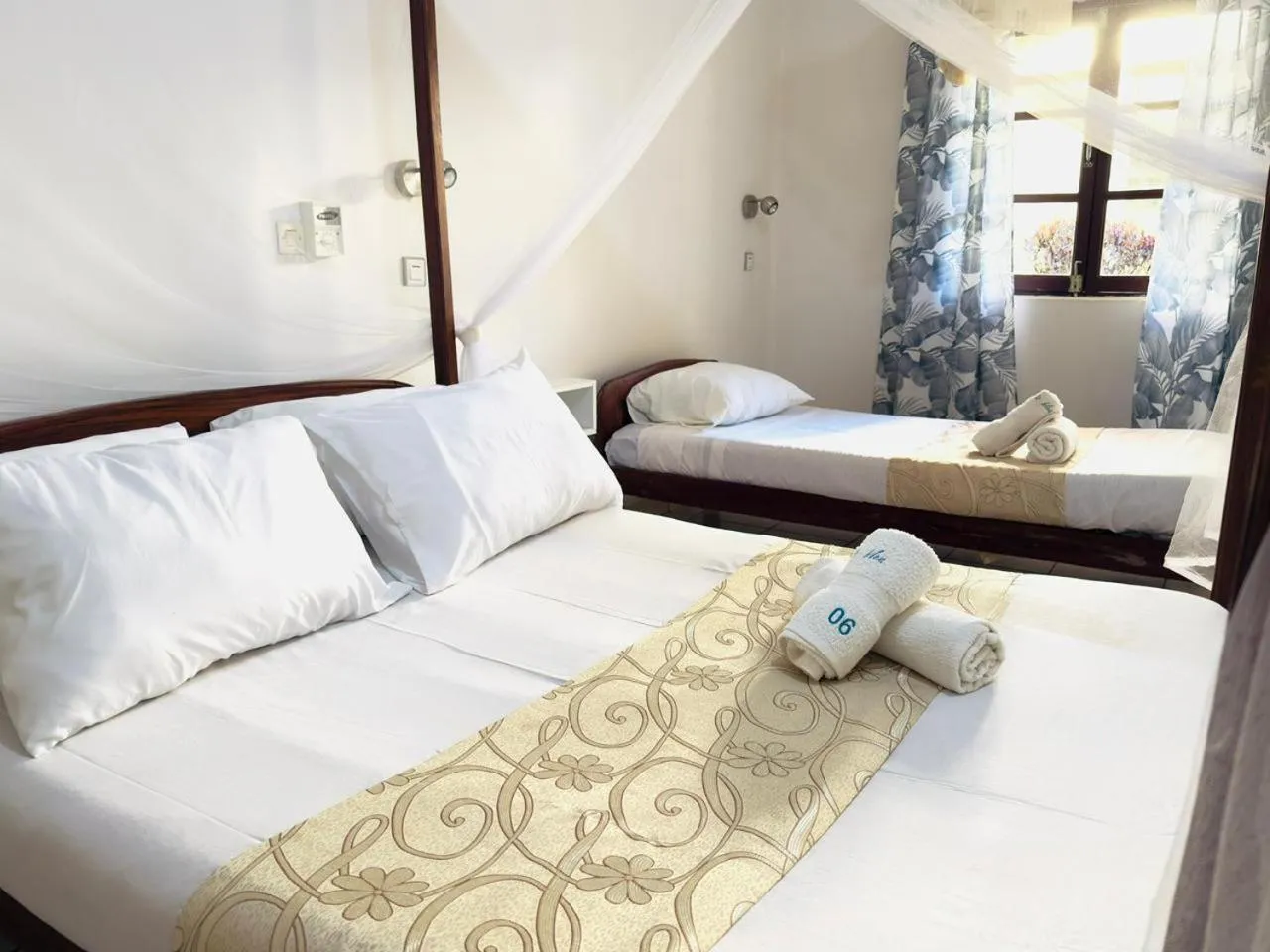 Bed in Hôtel - Appartement meublé " LES FLOTS BLEU "