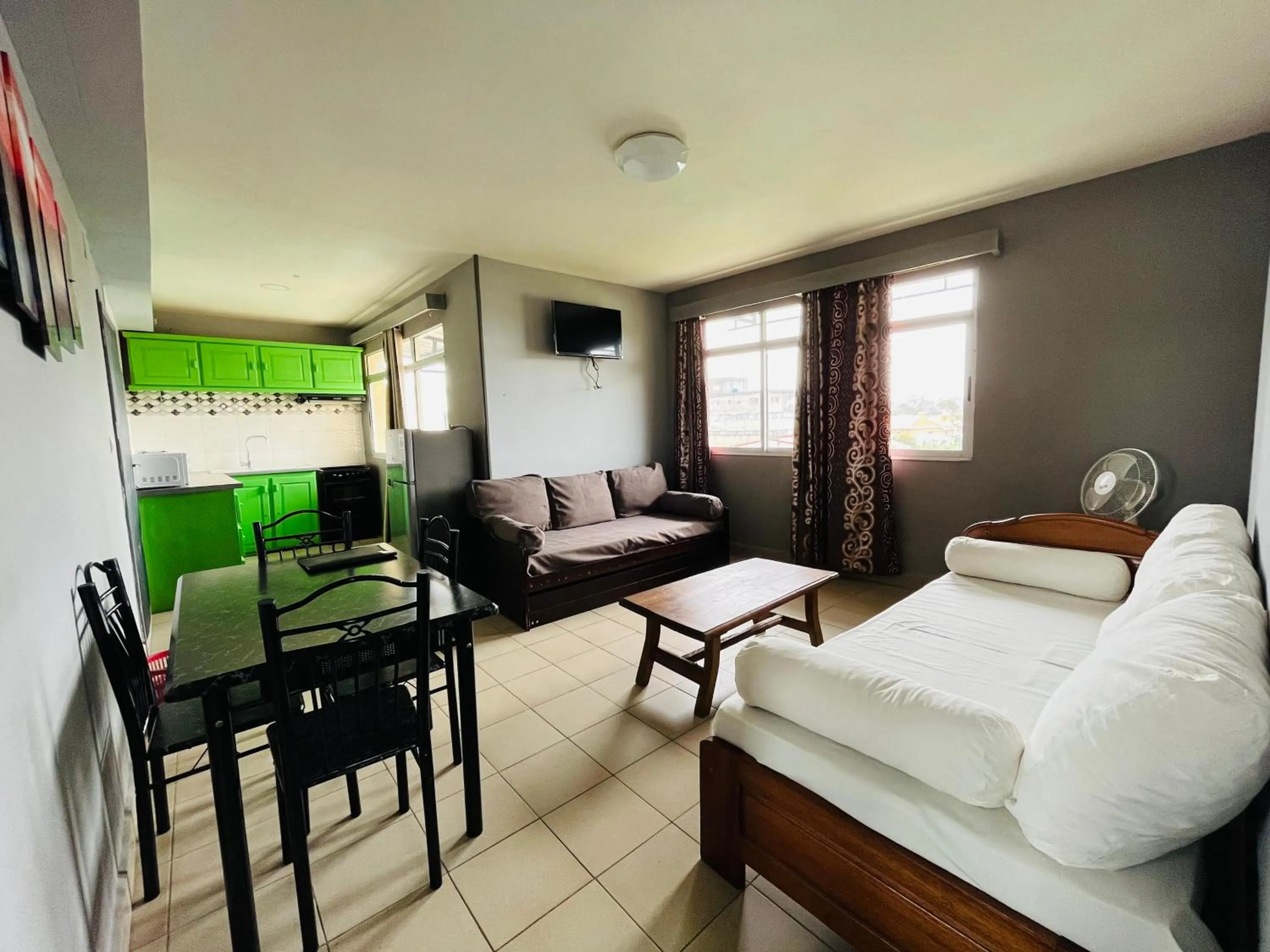 Communal lounge/ TV room in Hôtel - Appartement meublé " LES FLOTS BLEU "