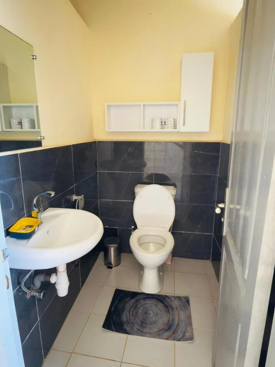 Toilet in Hôtel - Appartement meublé " LES FLOTS BLEU "