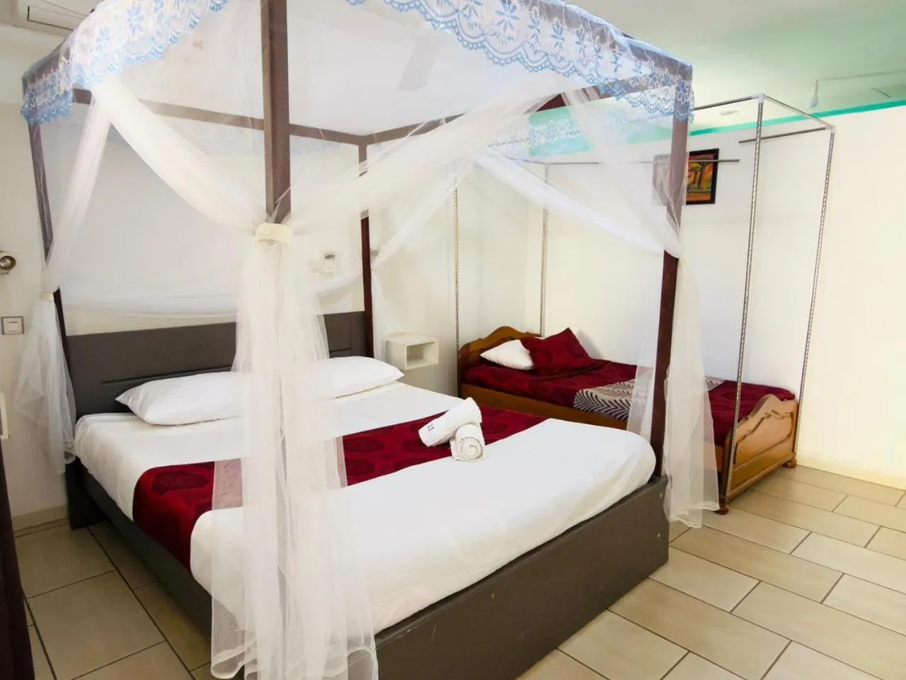 Bed in Hôtel - Appartement meublé " LES FLOTS BLEU "