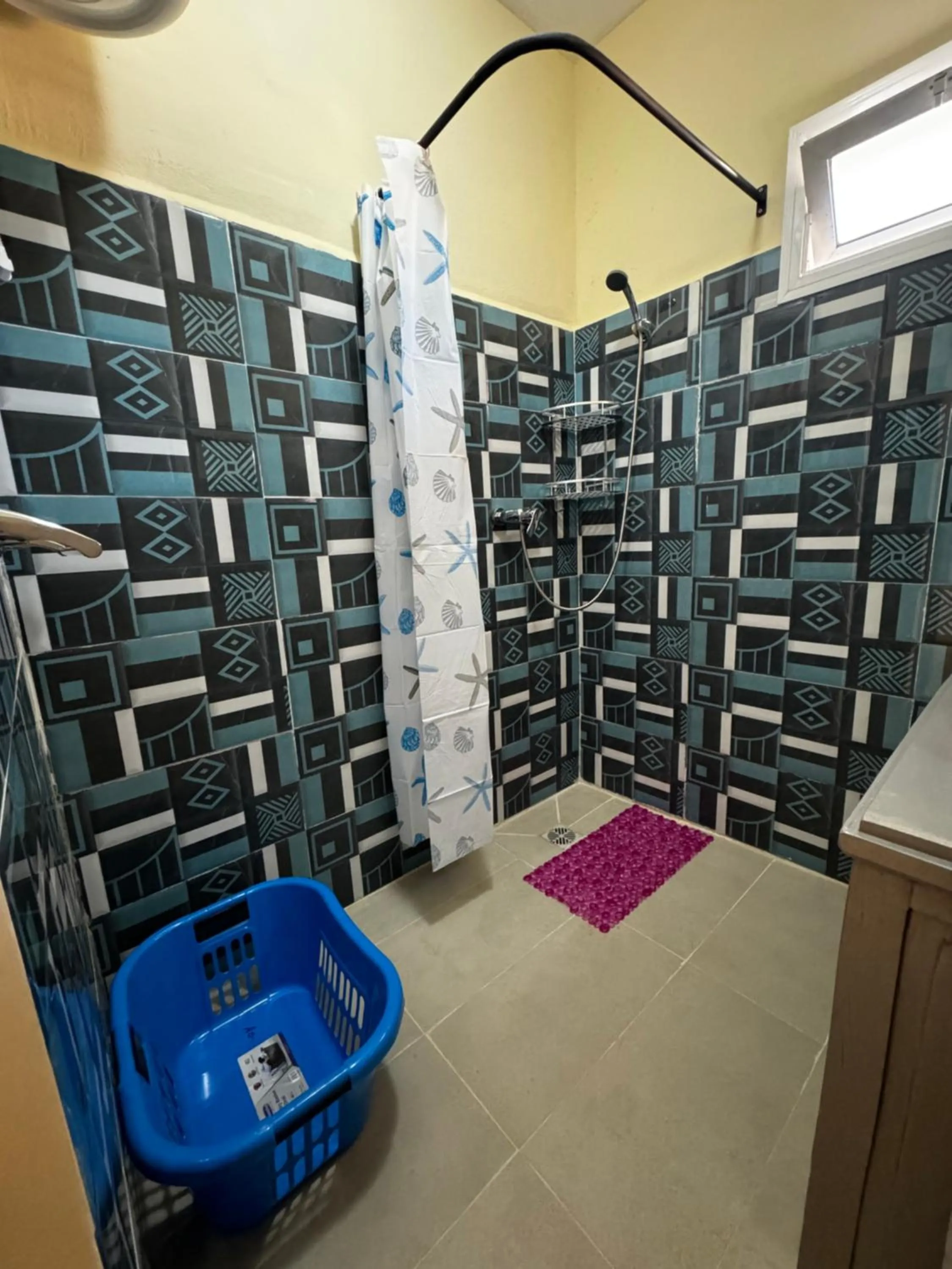 Bathroom in Hôtel - Appartement meublé " LES FLOTS BLEU "