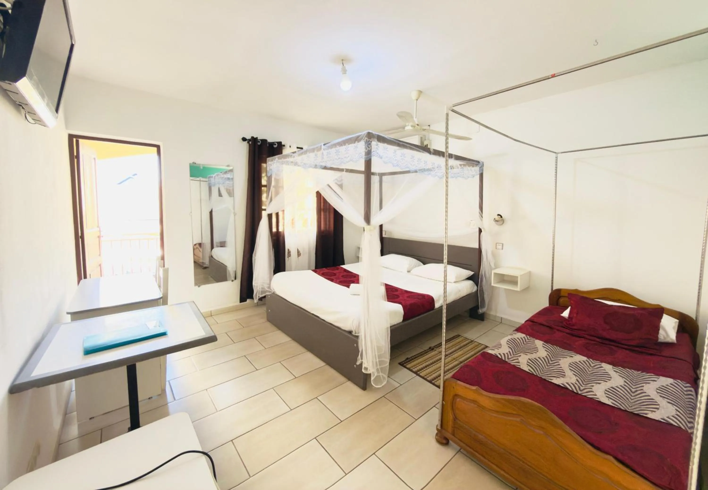 Bedroom, Bed in Hôtel - Appartement meublé " LES FLOTS BLEU "