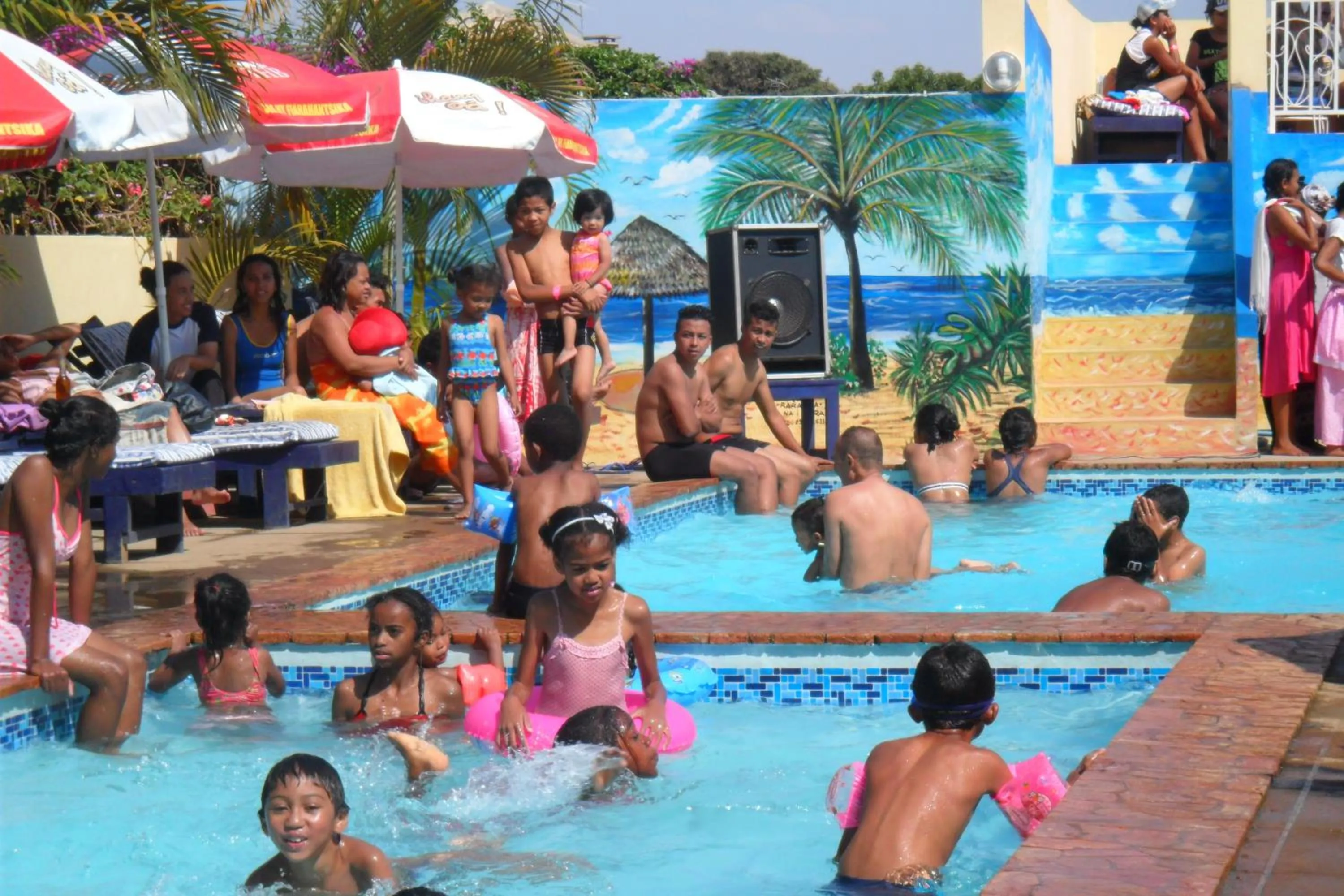 Swimming pool in Hôtel - Appartement meublé " LES FLOTS BLEU "