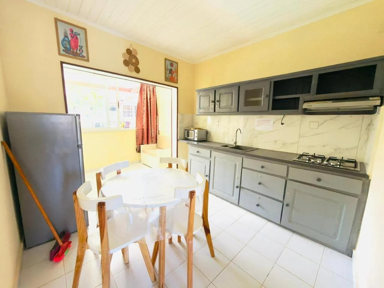 Kitchen or kitchenette in Hôtel - Appartement meublé " LES FLOTS BLEU "