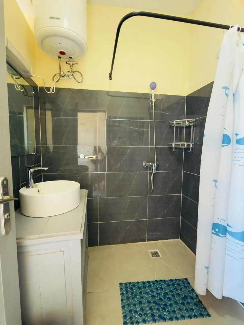 Shower in Hôtel - Appartement meublé " LES FLOTS BLEU "