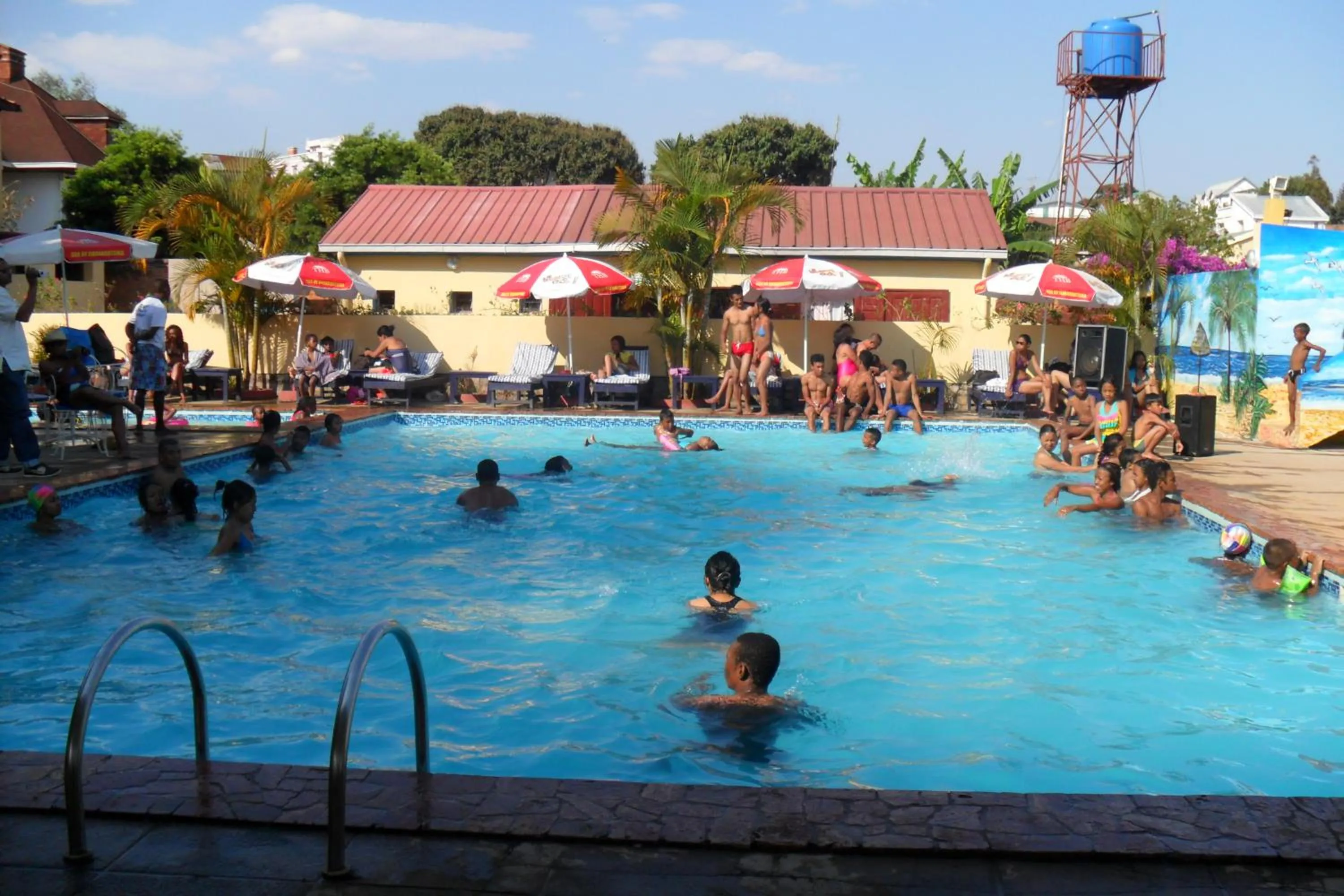 Swimming pool in Hôtel - Appartement meublé " LES FLOTS BLEU "