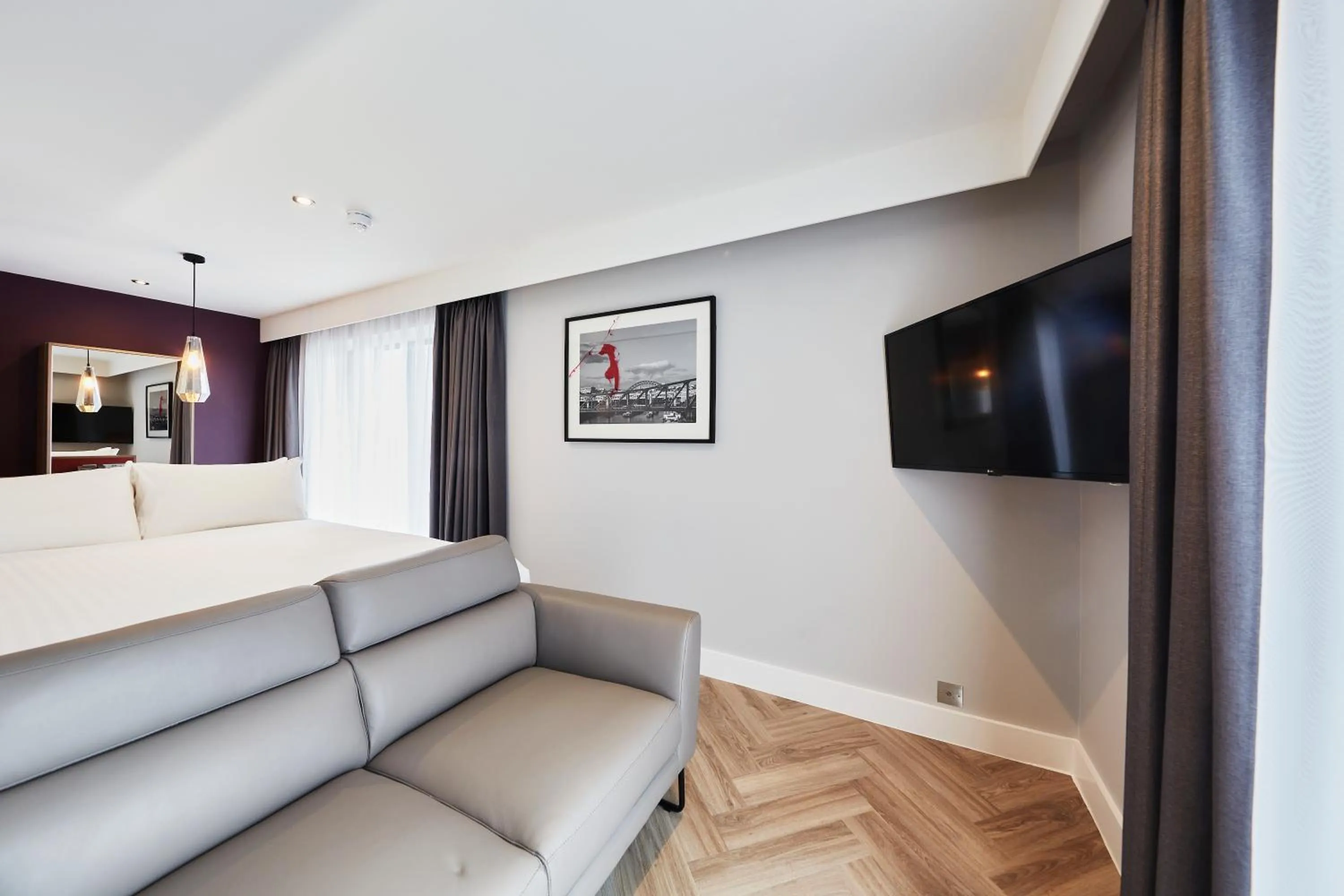 Seating area, Bed in Roomzzz Newcastle City