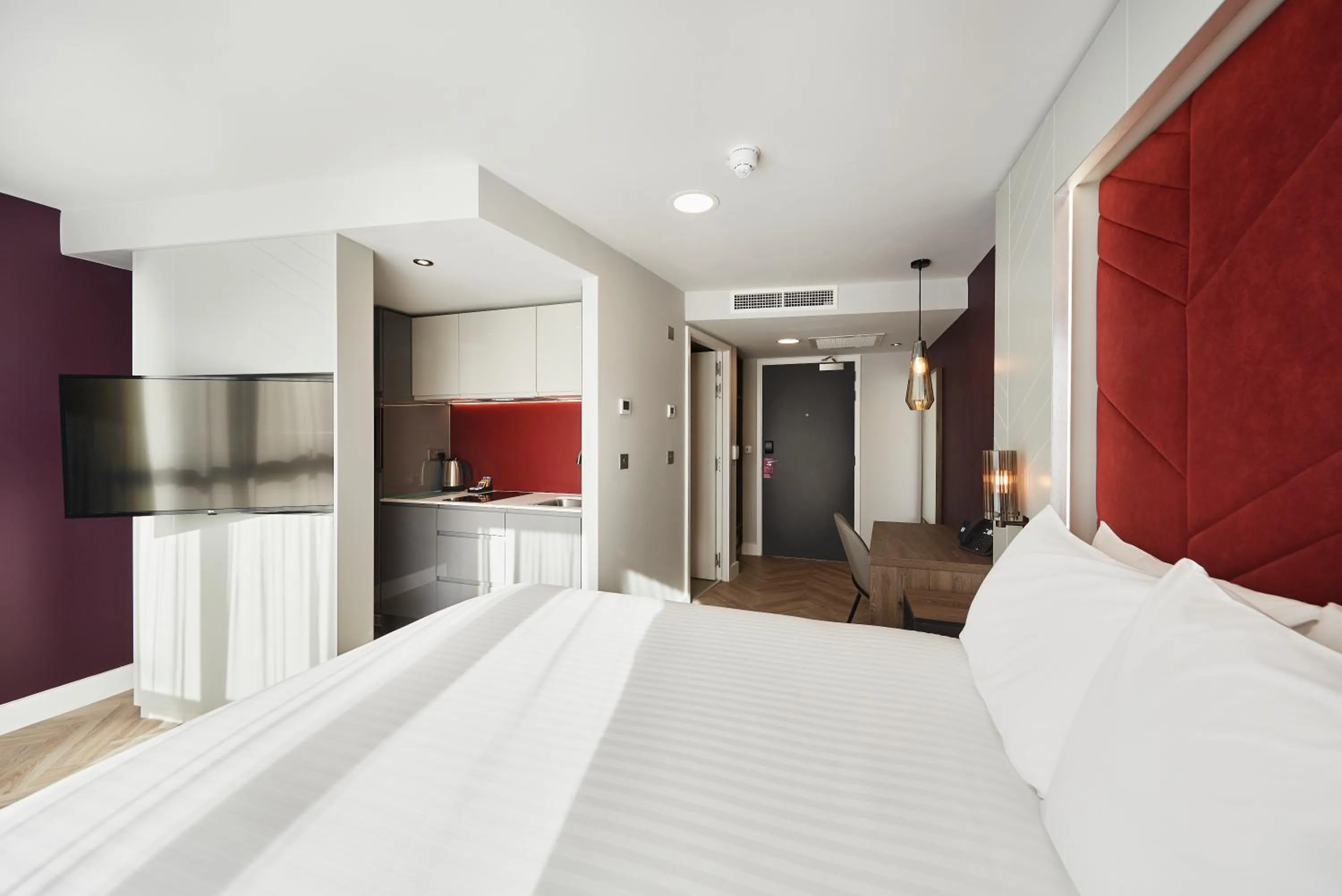 Photo of the whole room, Bed in Roomzzz Newcastle City