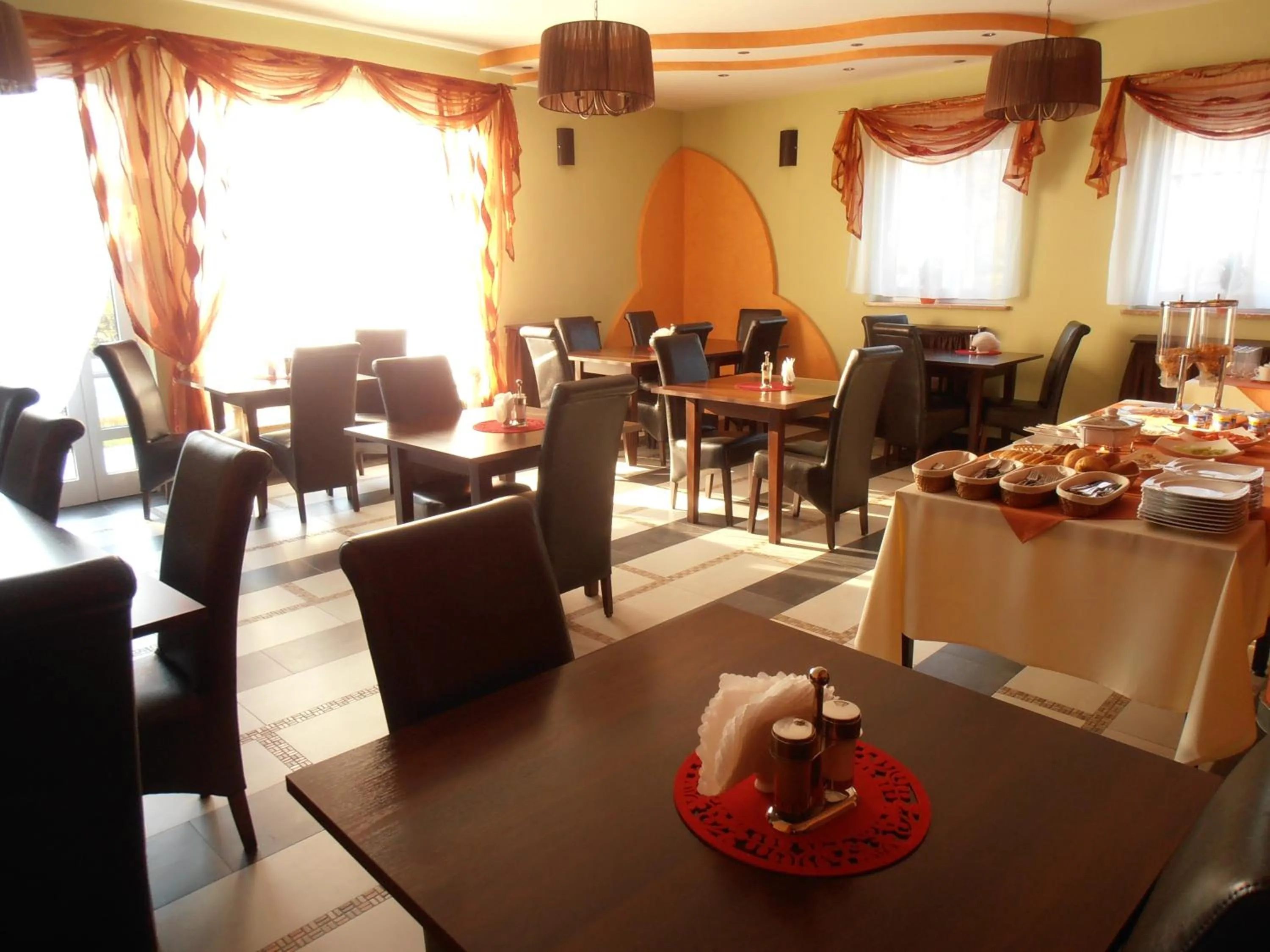 Restaurant/places to eat in Villa Ramzes