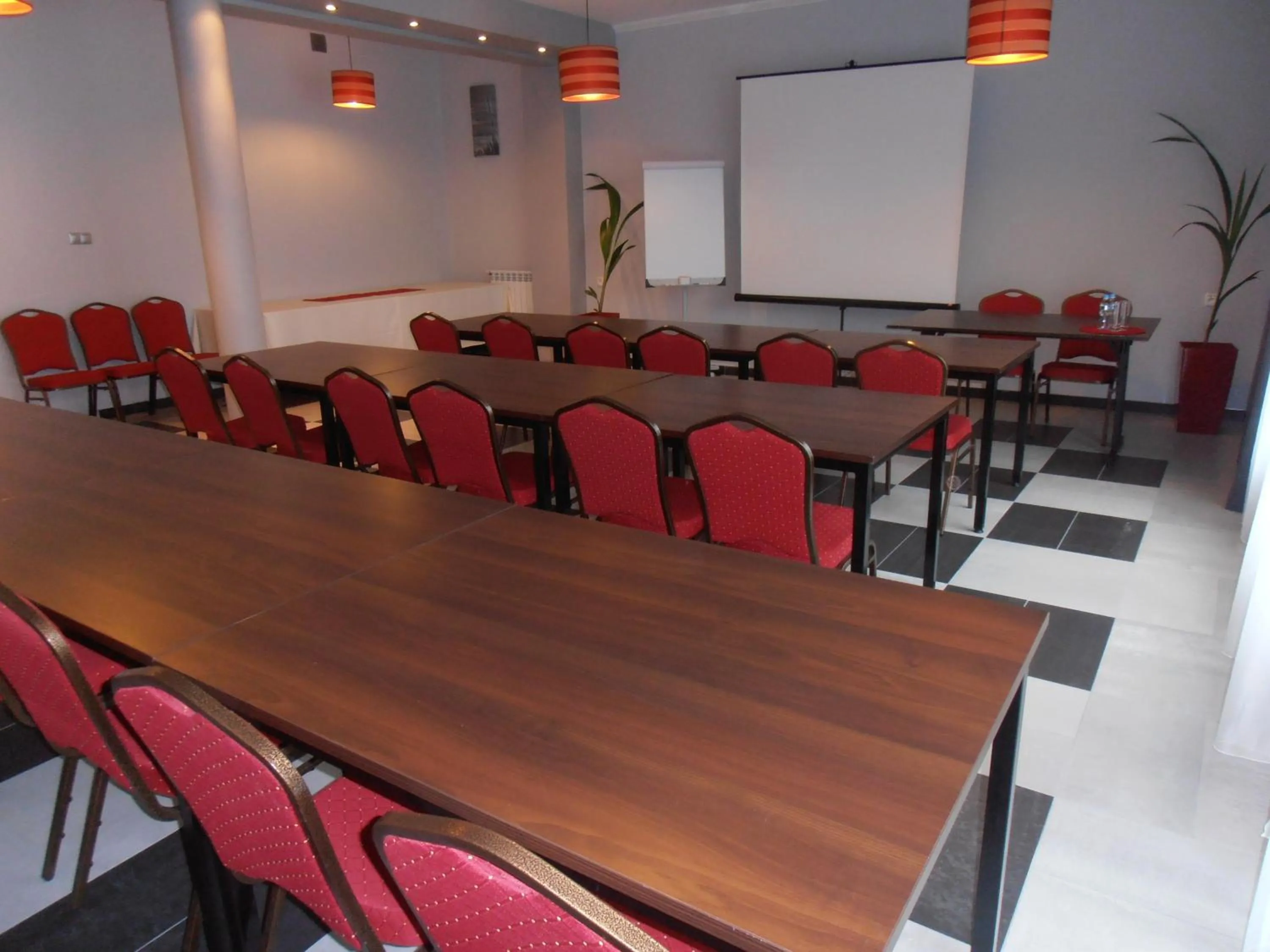 Business facilities in Villa Ramzes