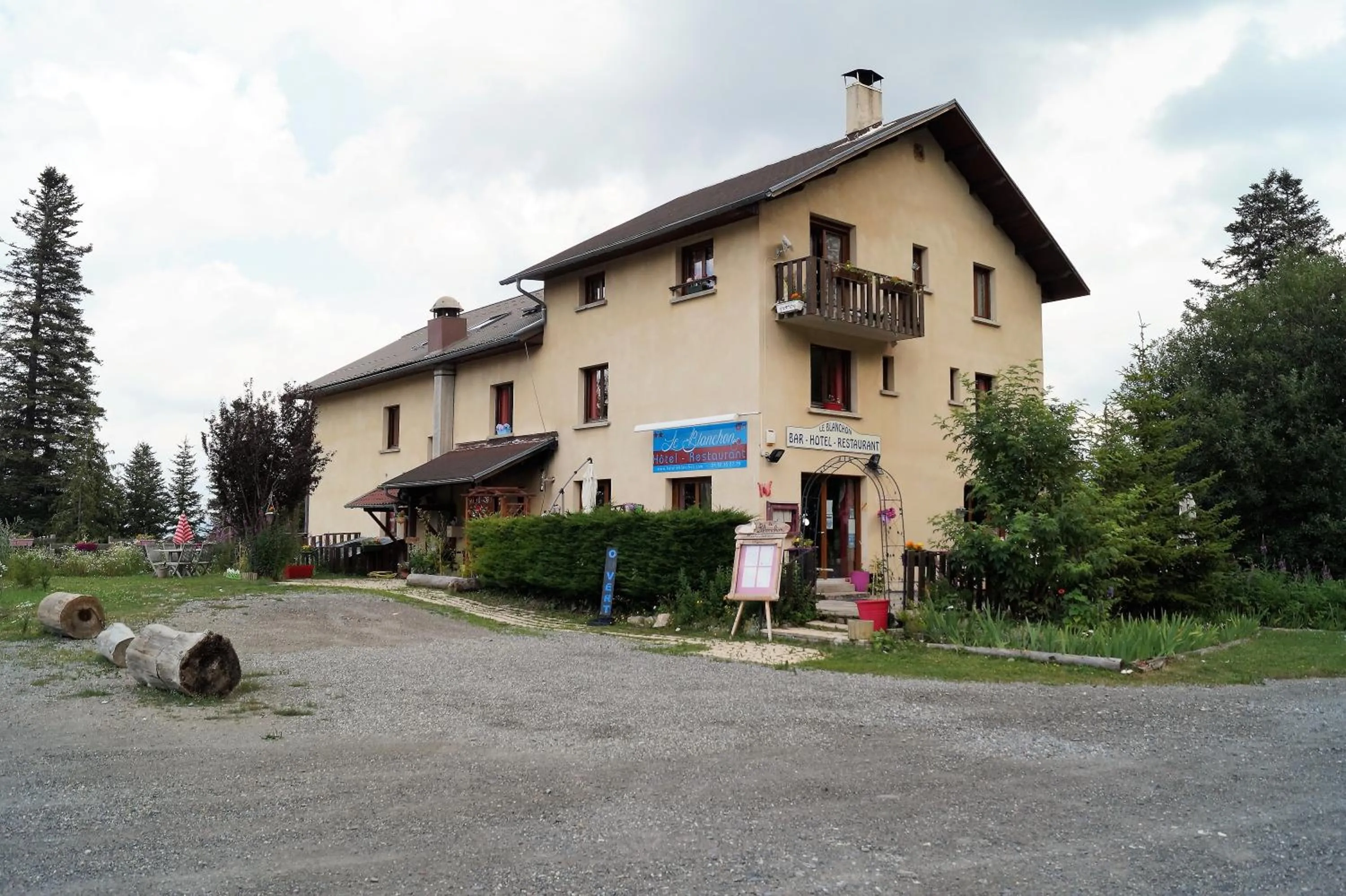 Facade/entrance in Hotel - Restaurant Le Blanchon