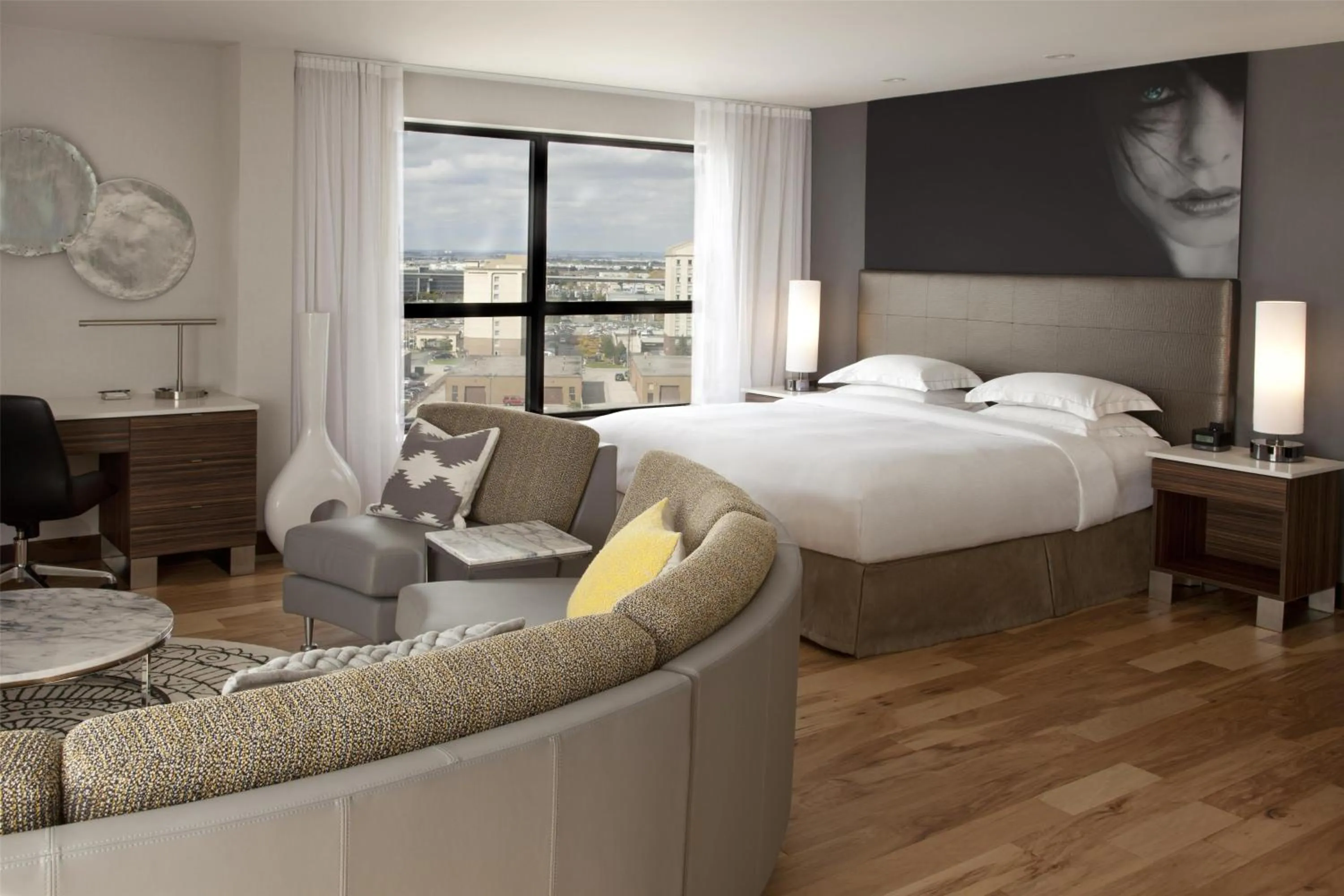 Living room, Bed in Hilton Toronto Airport Hotel & Suites