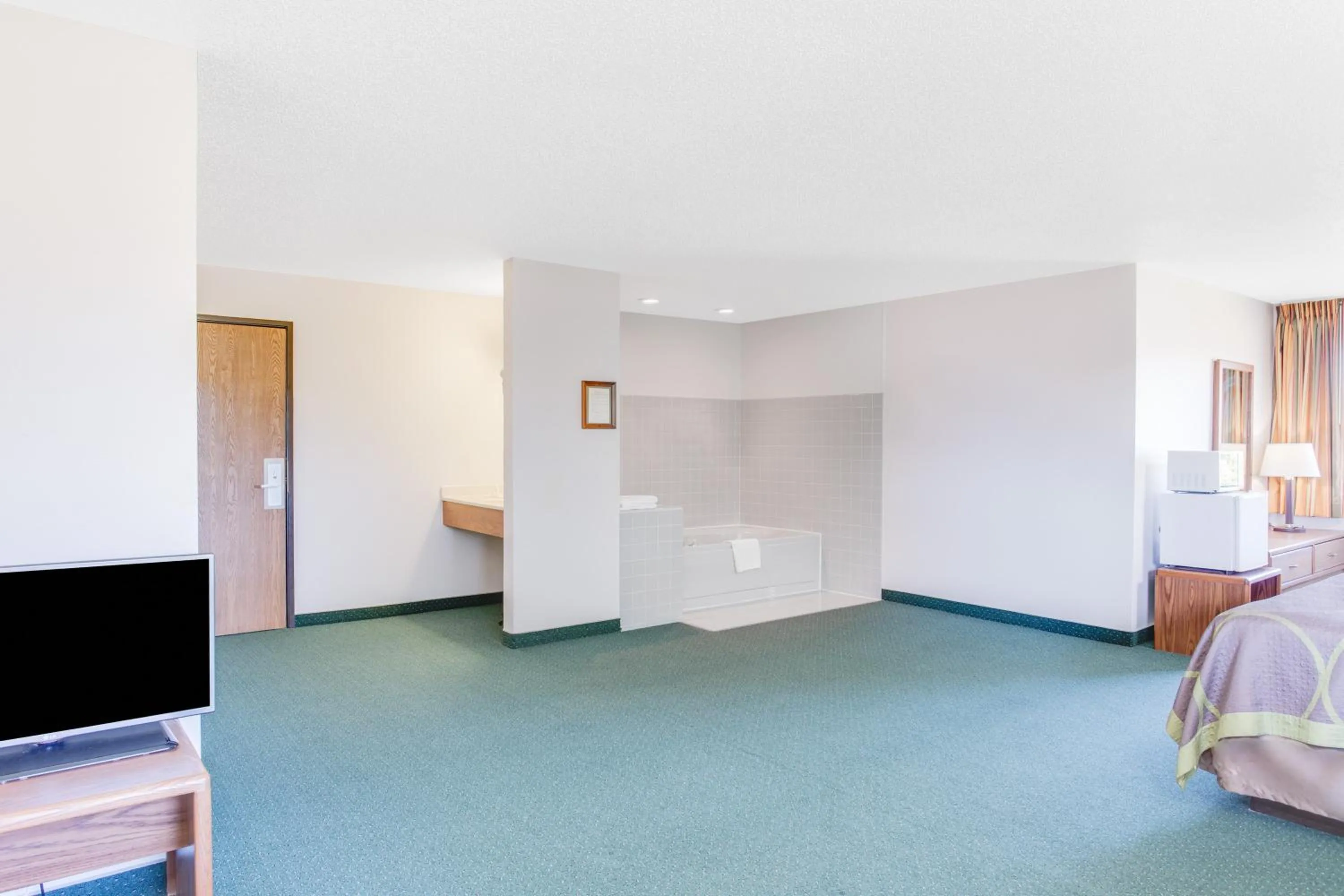 Hot Tub in Super 8 by Wyndham Oelwein