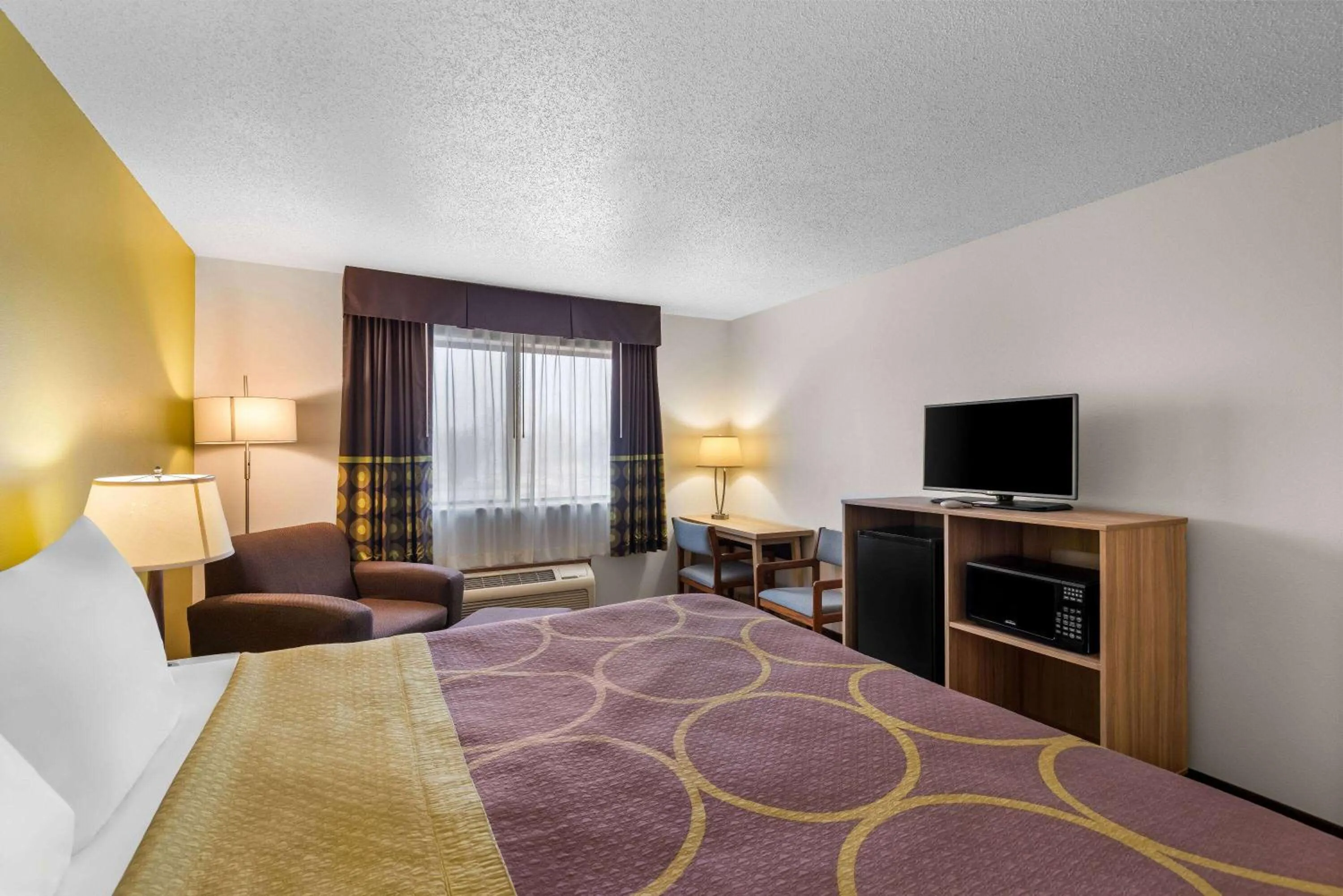 Bed in Super 8 by Wyndham Oelwein