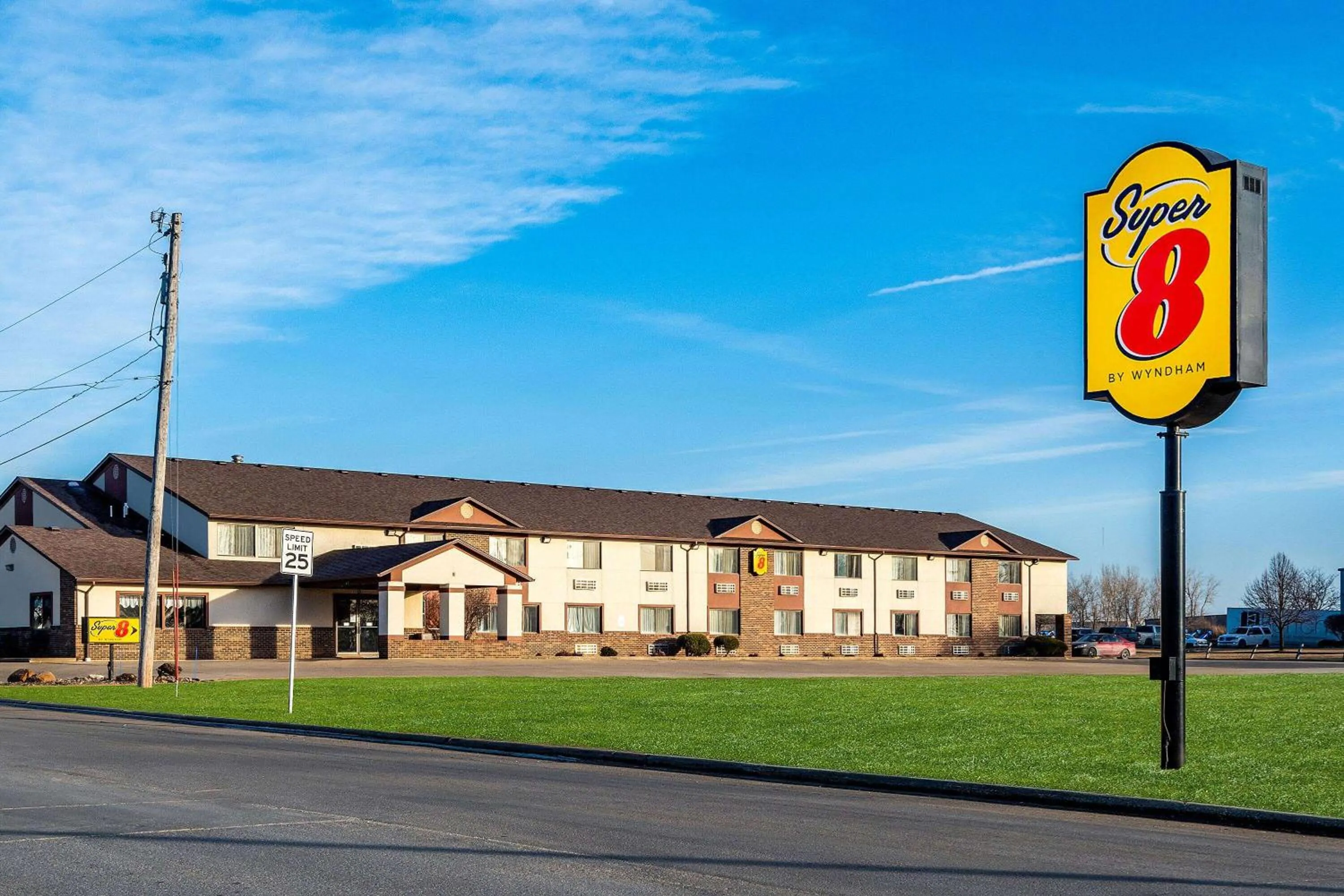 Property building in Super 8 by Wyndham Oelwein