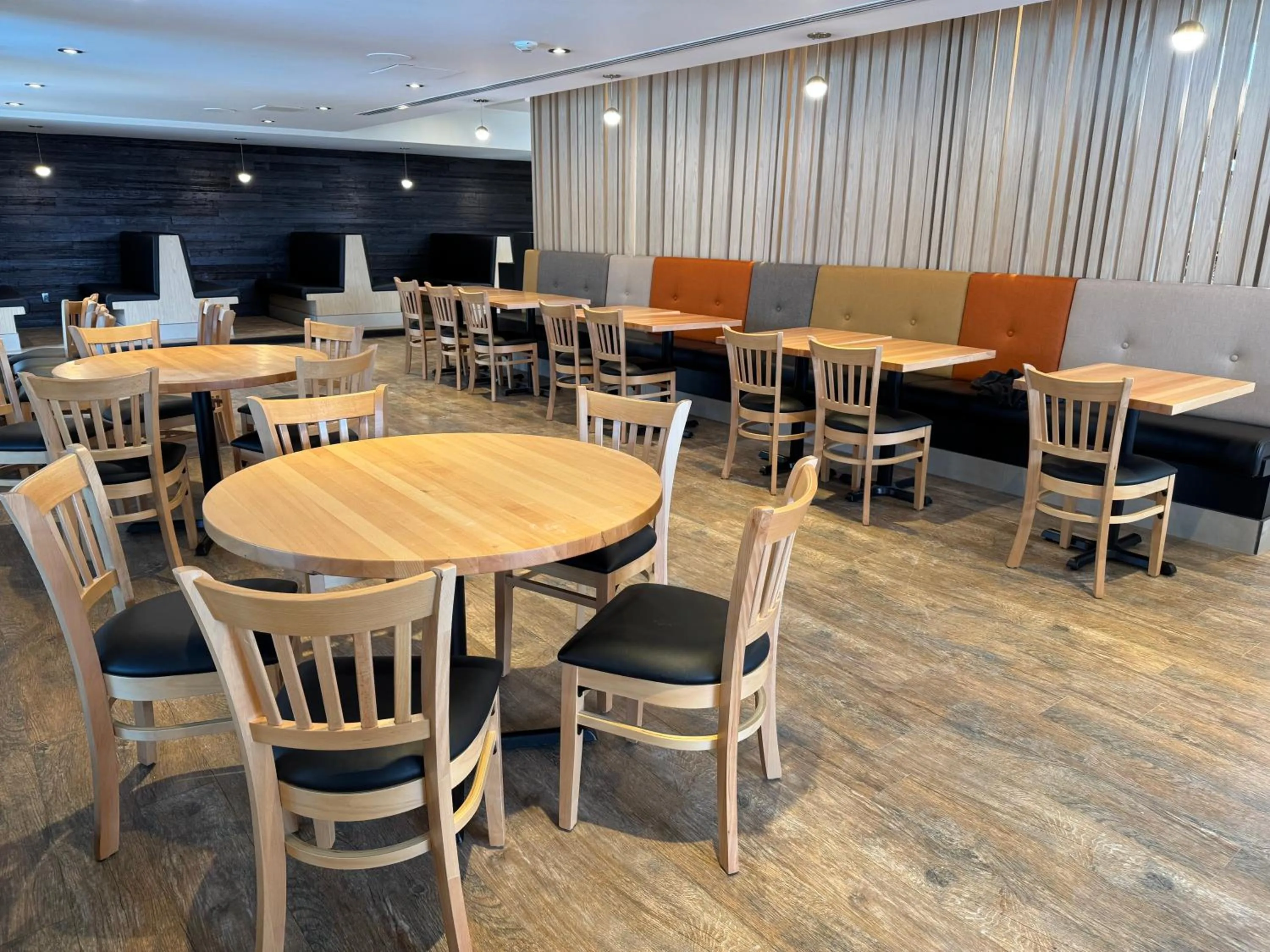 Restaurant/places to eat in Hotel Ruby Foo's