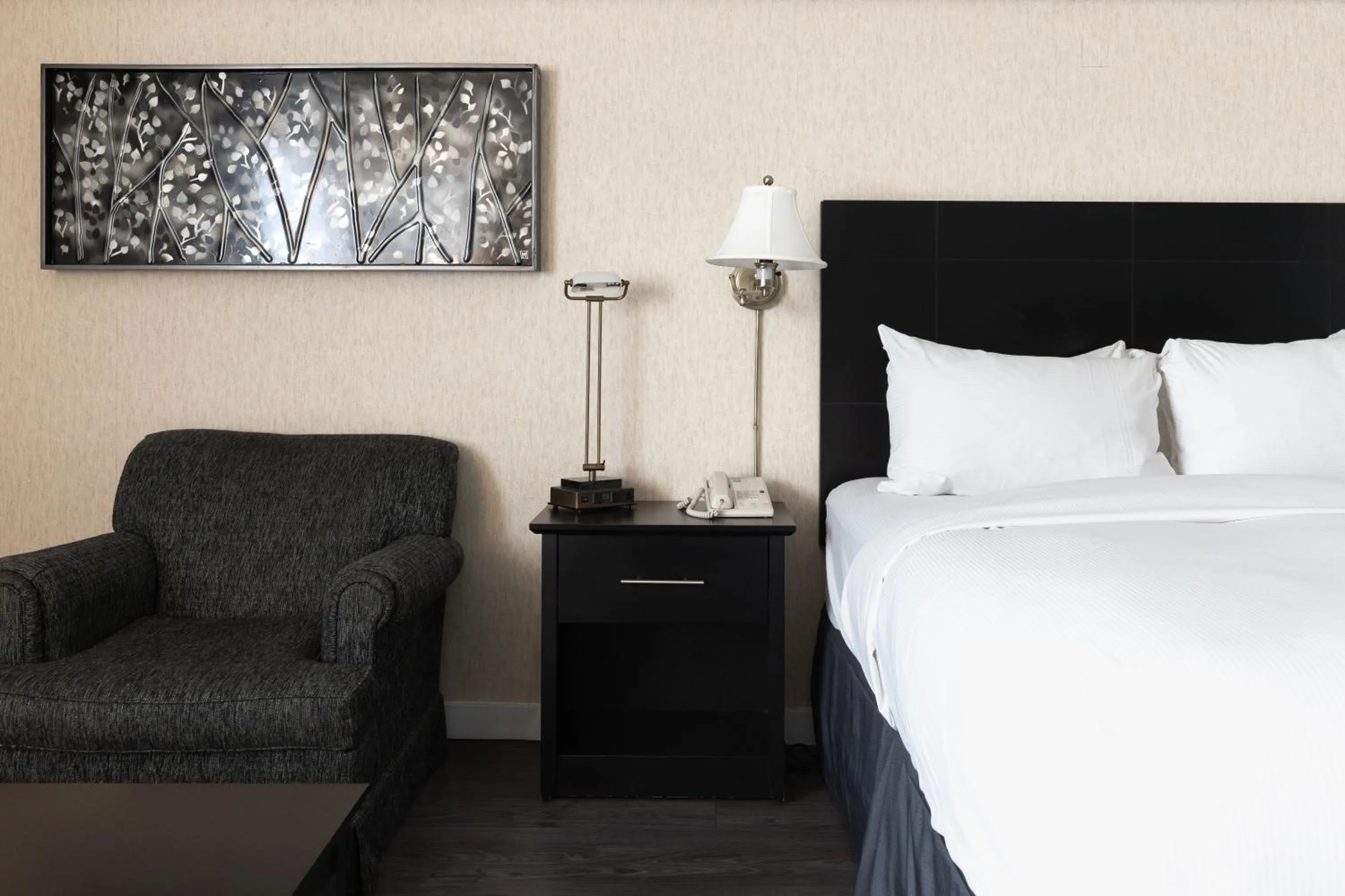 Seating area, Bed in Hotel Ruby Foo's