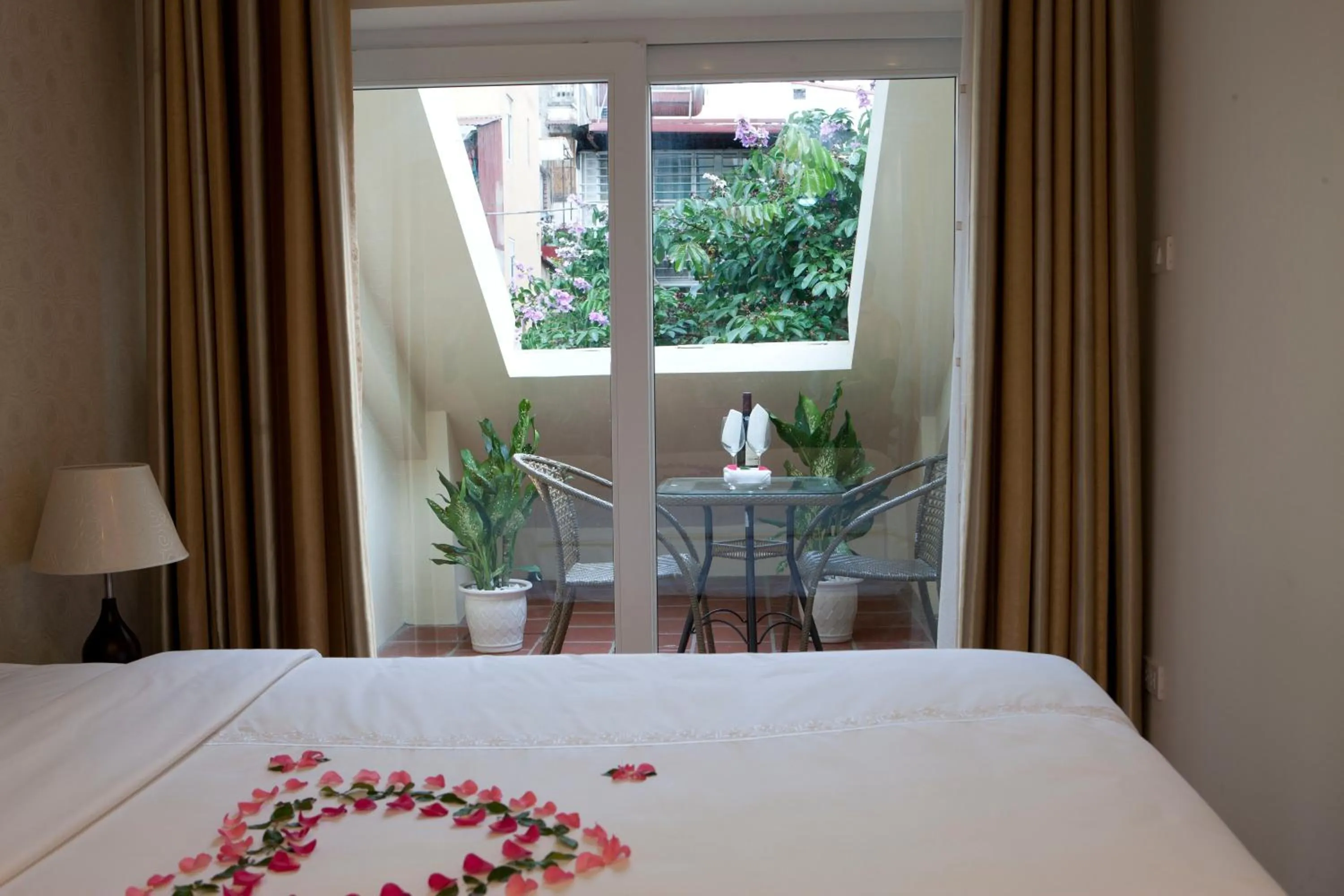 Photo of the whole room, Bed in Rising Dragon Legend Hotel