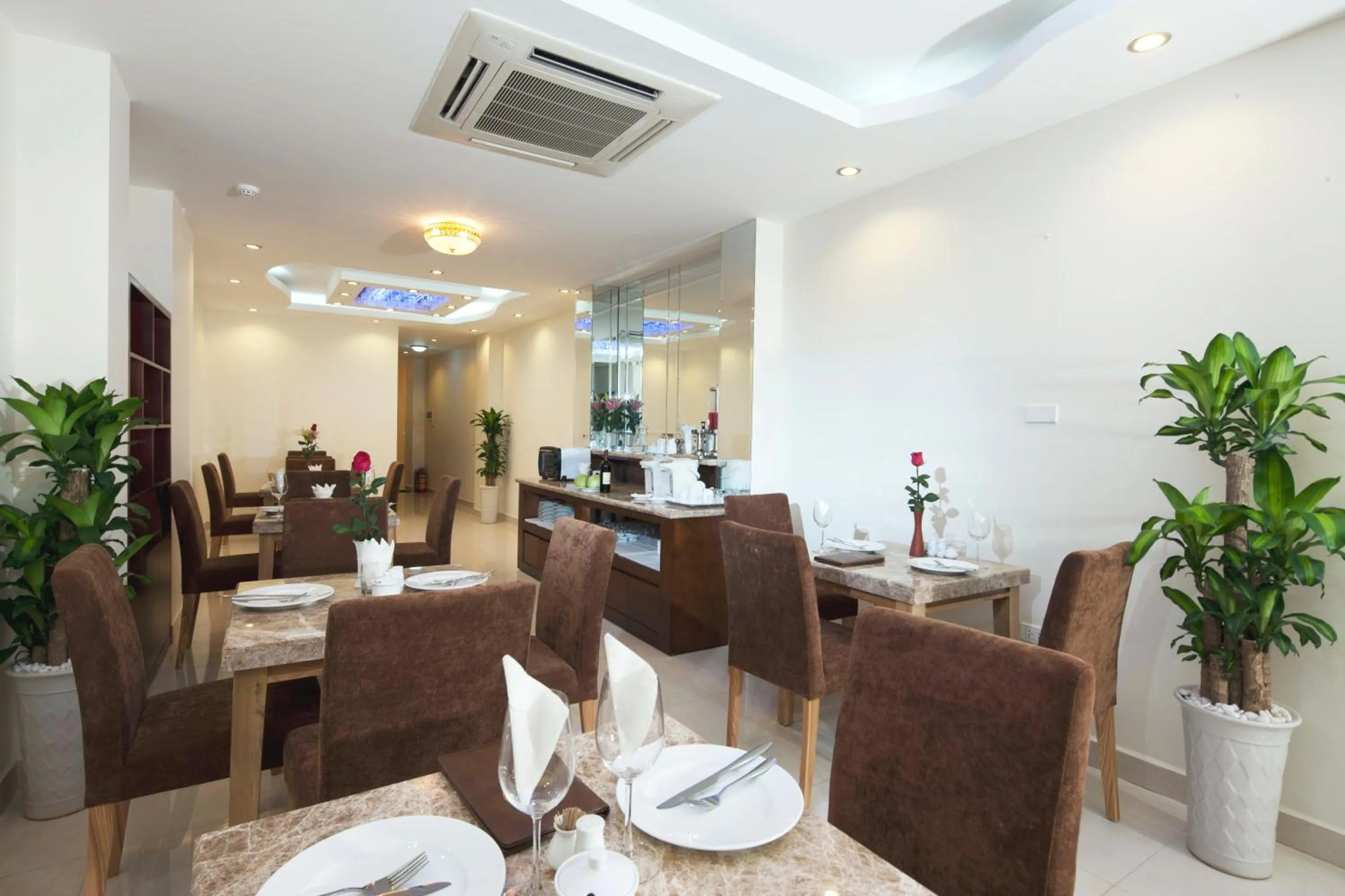 Restaurant/places to eat in Rising Dragon Legend Hotel