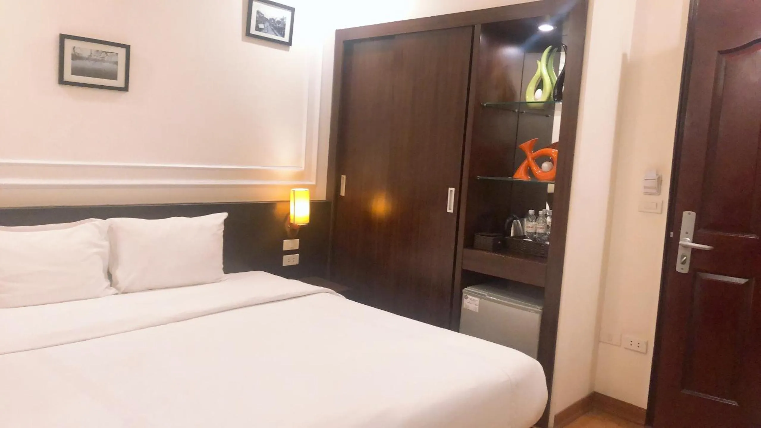 Bed in Rising Dragon Legend Hotel