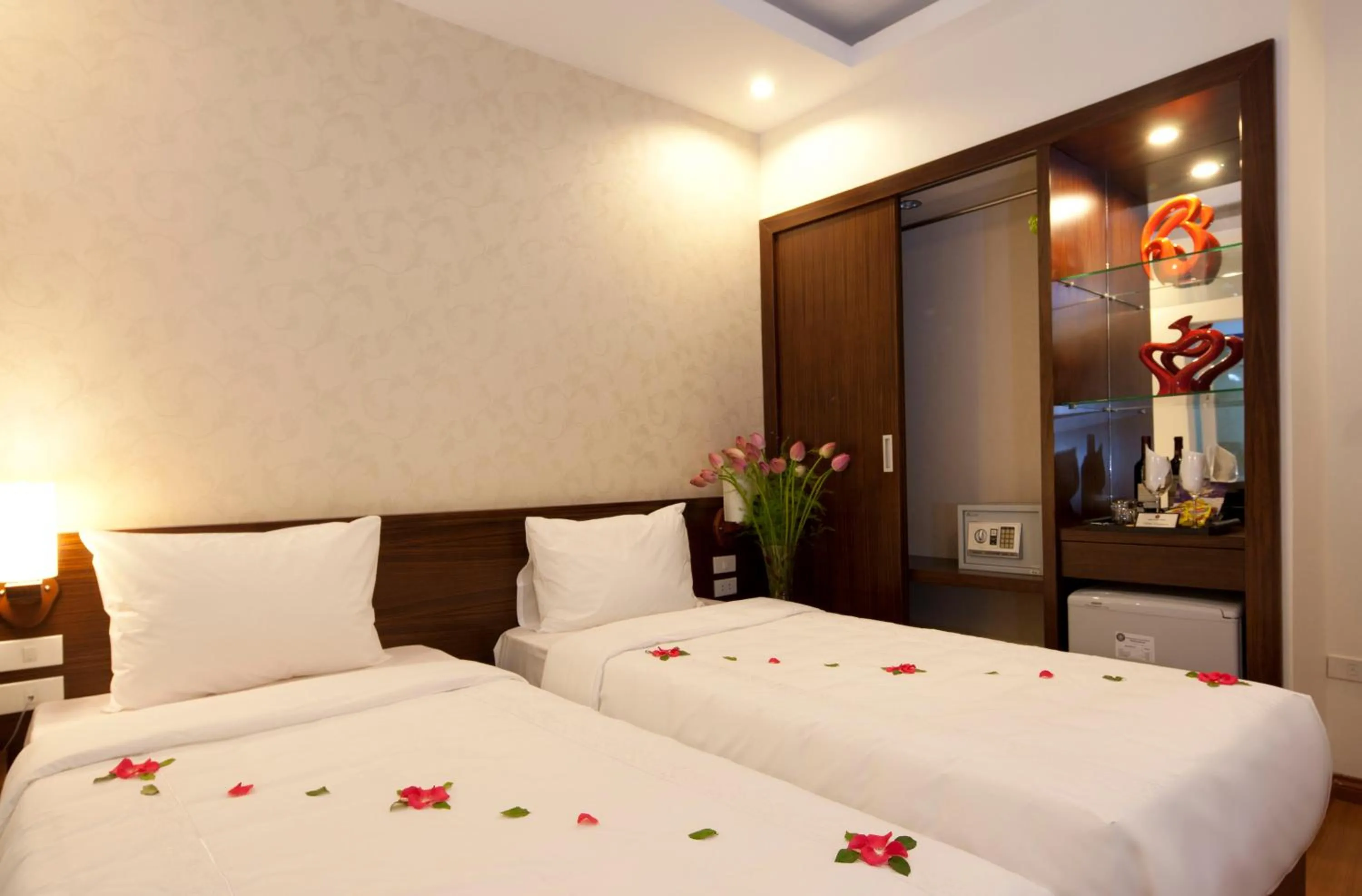 Photo of the whole room, Bed in Rising Dragon Legend Hotel