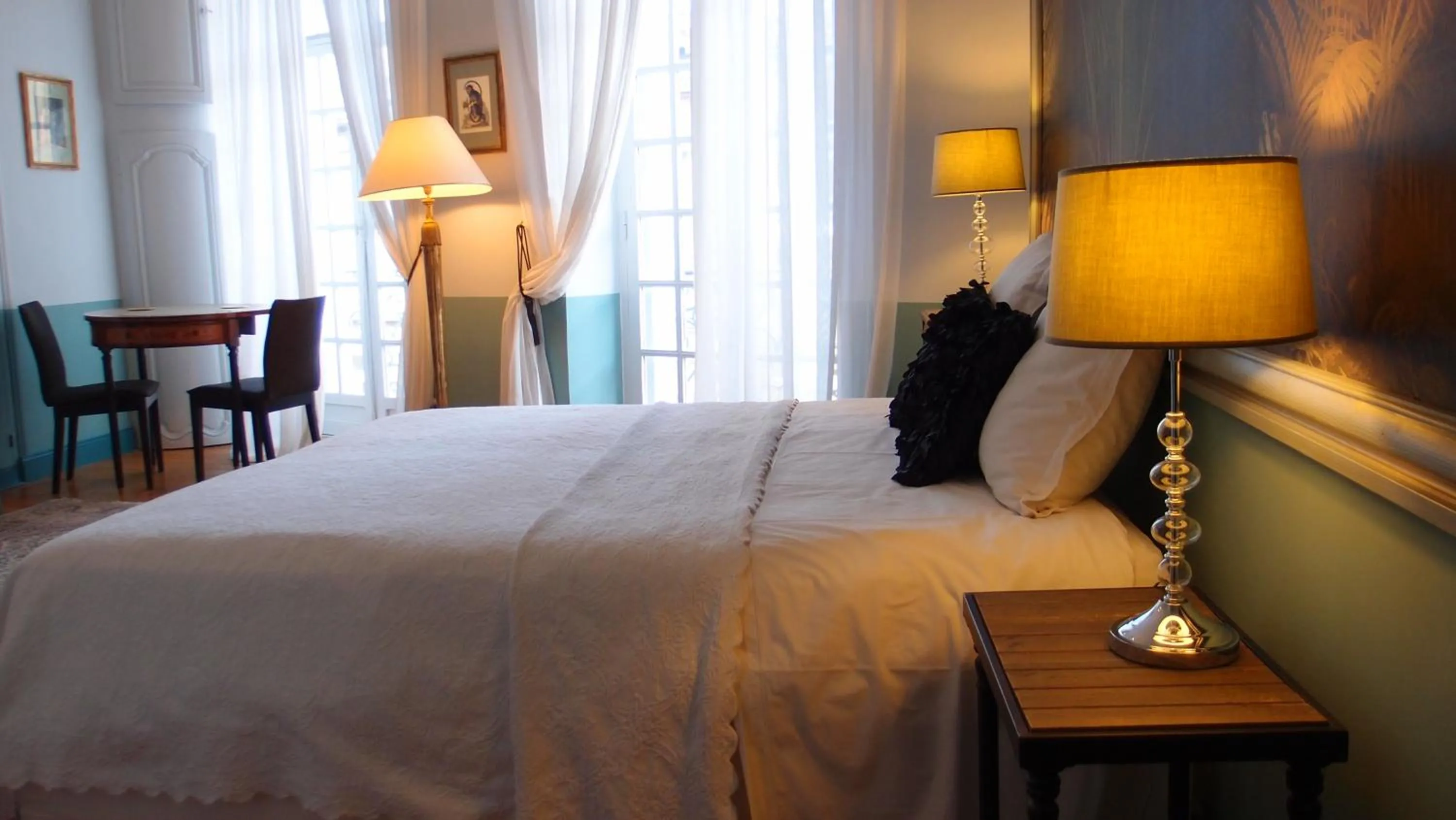 Photo of the whole room, Bed in L'Invitation au Voyage