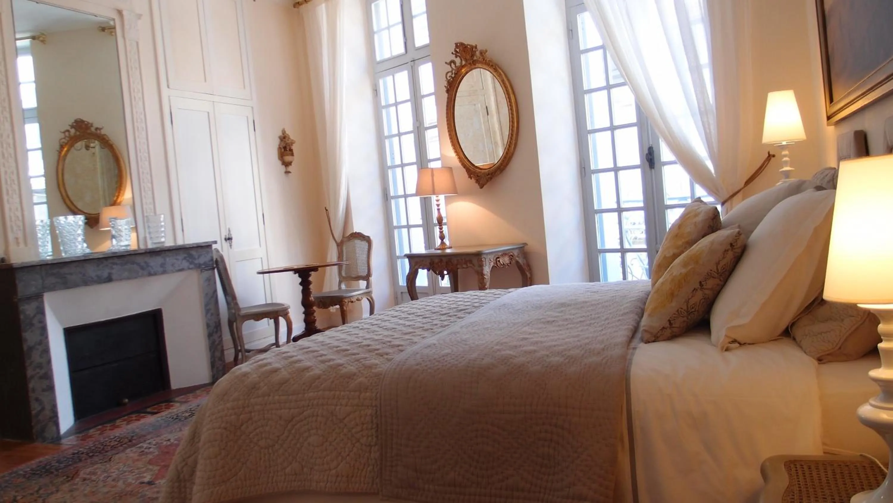 Photo of the whole room, Bed in L'Invitation au Voyage