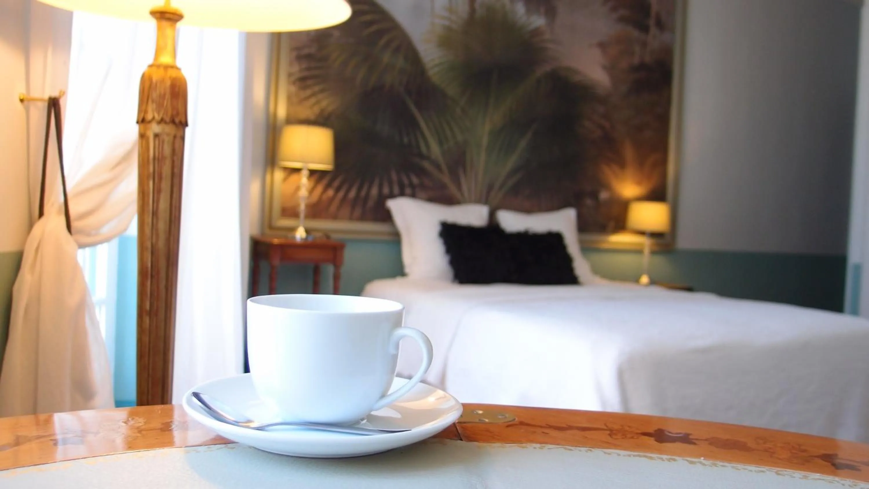 Bed in L'Invitation au Voyage