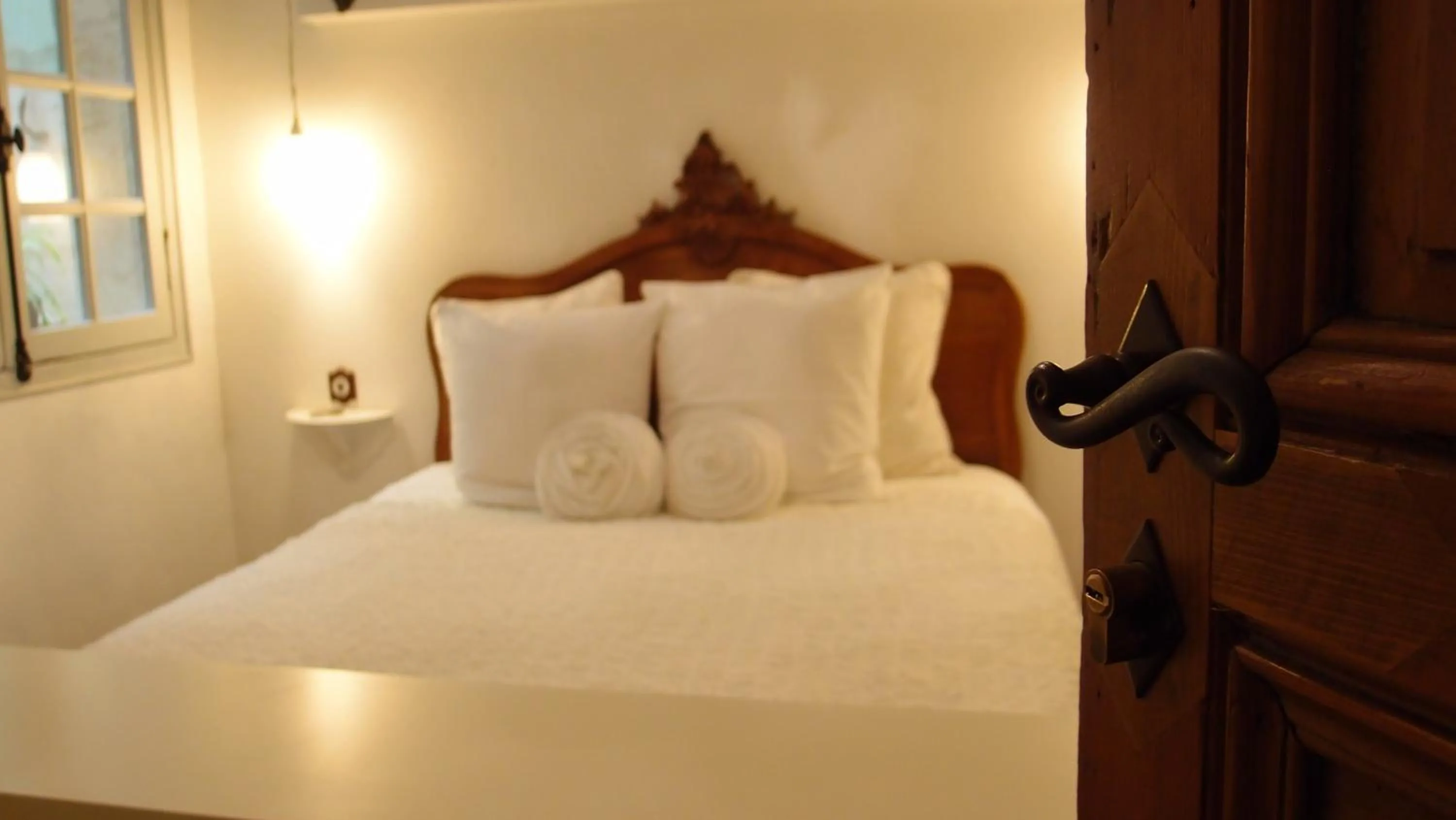 Bed in L'Invitation au Voyage