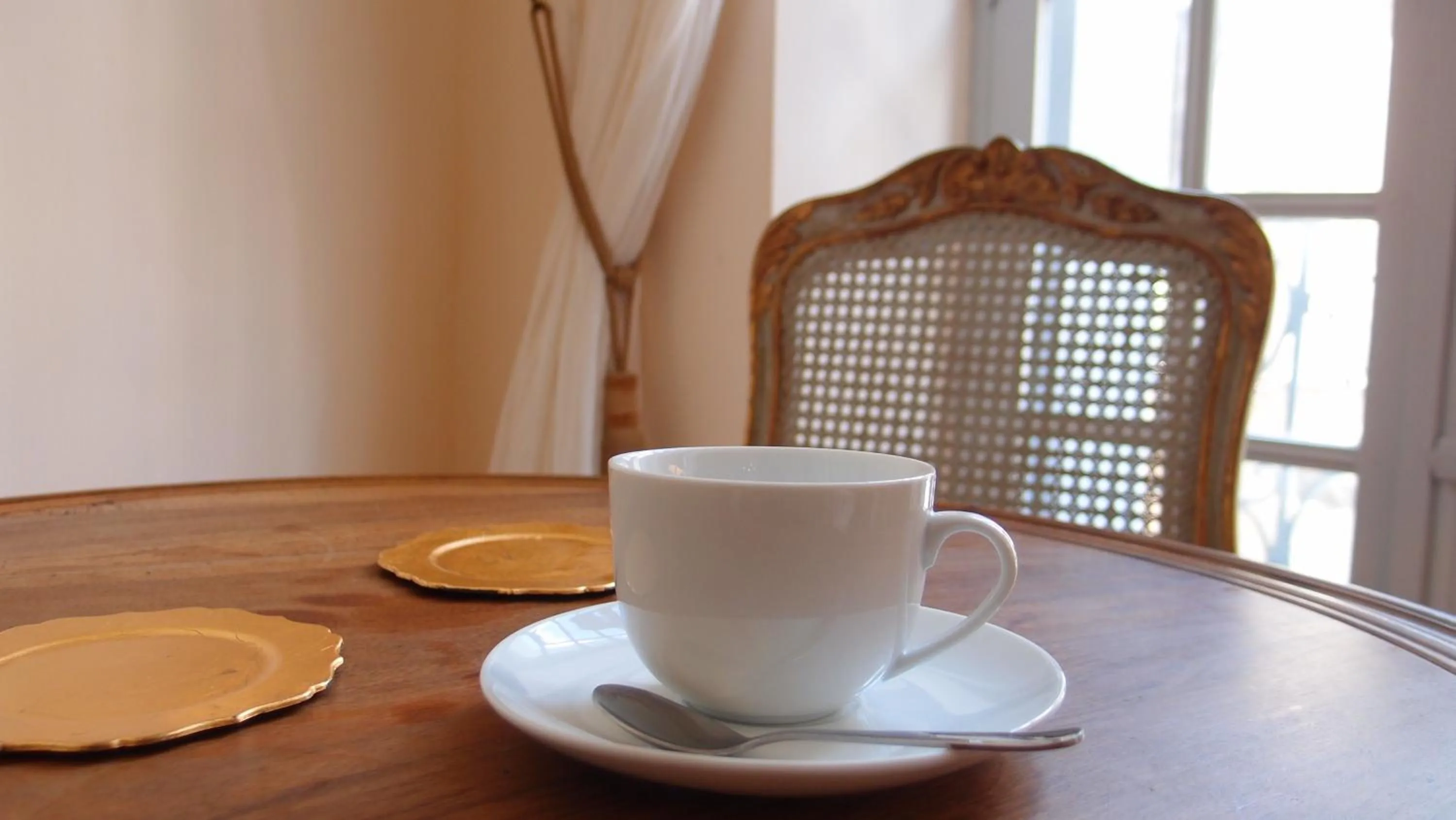 Coffee/tea facilities in L'Invitation au Voyage
