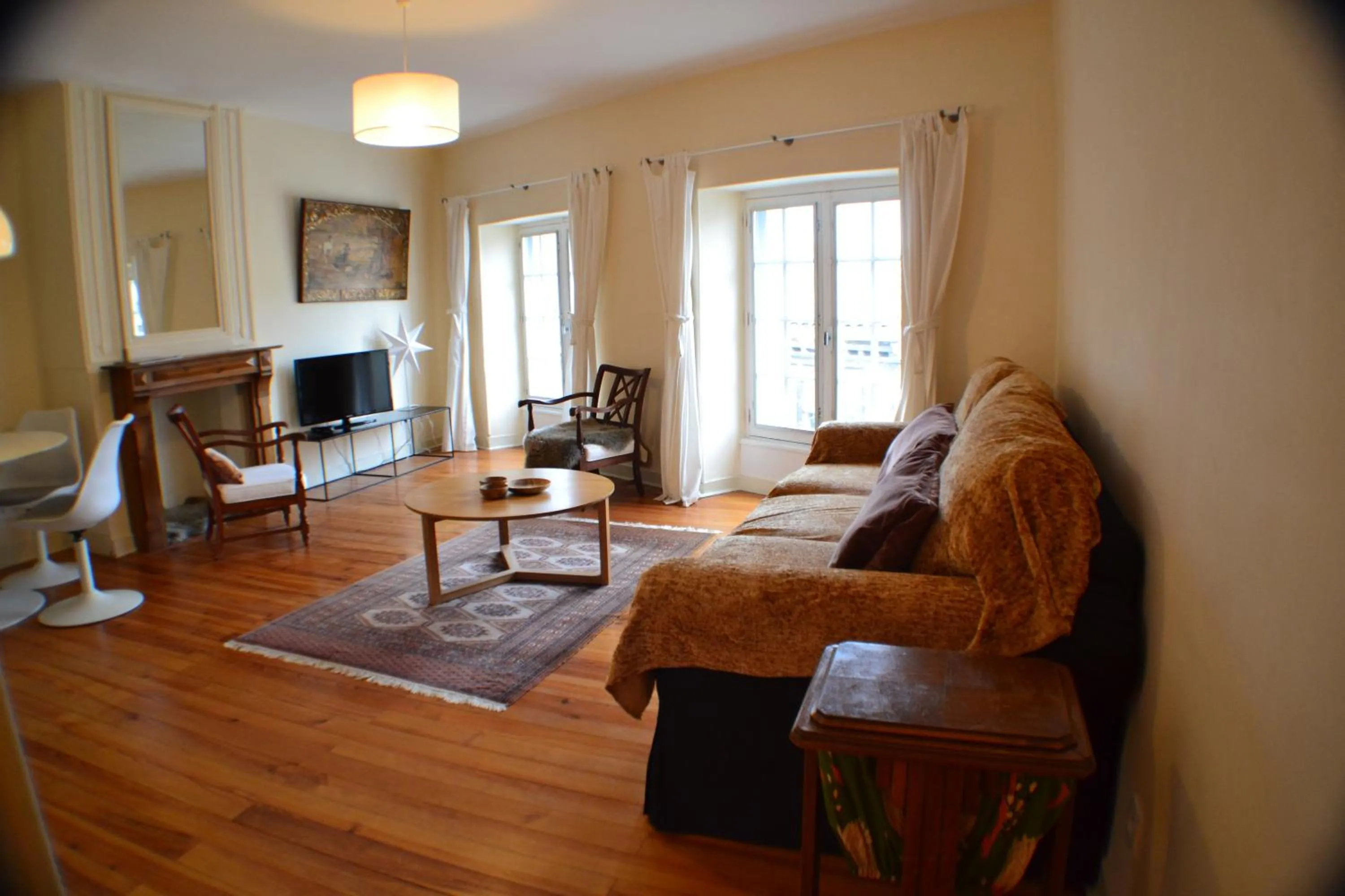 Seating area in L'Invitation au Voyage