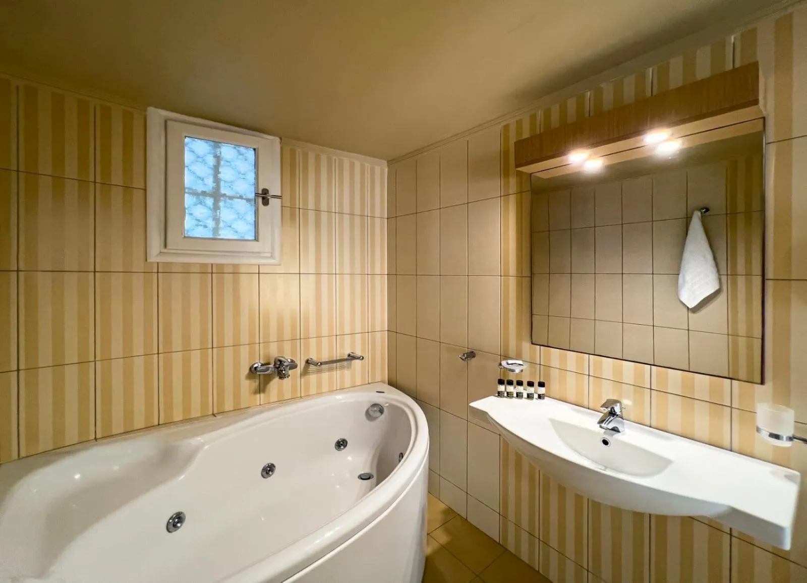 Aspalathras White Hotel