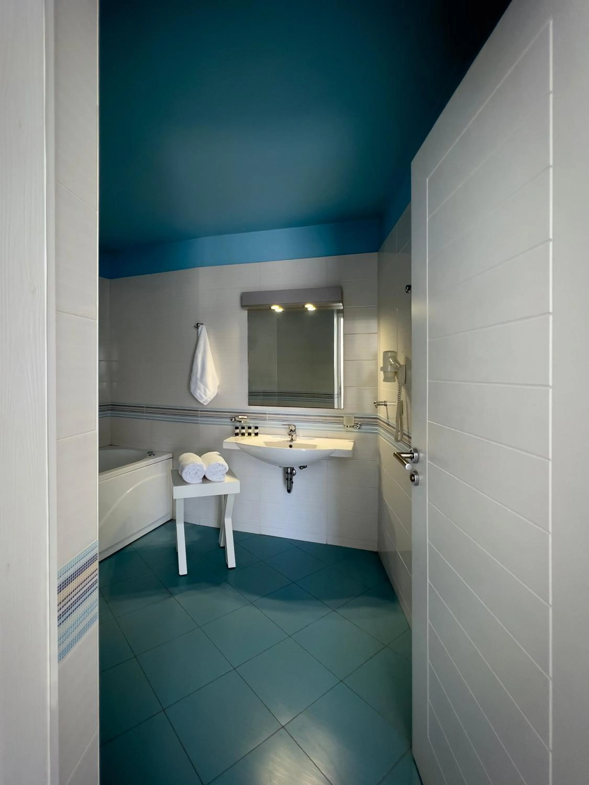 Aspalathras White Hotel